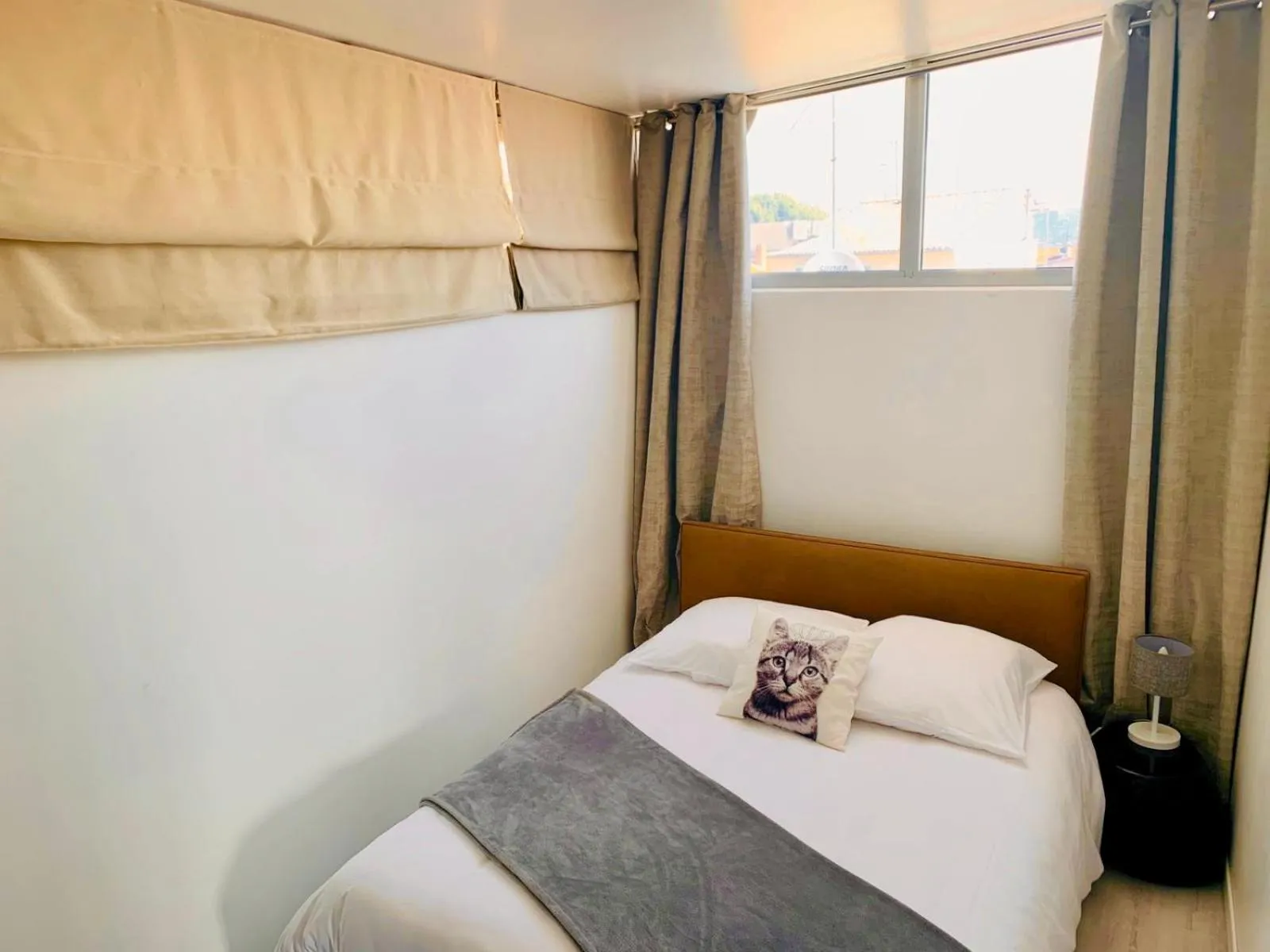 Bedroom, Bed in Les Remparts Antibes Location