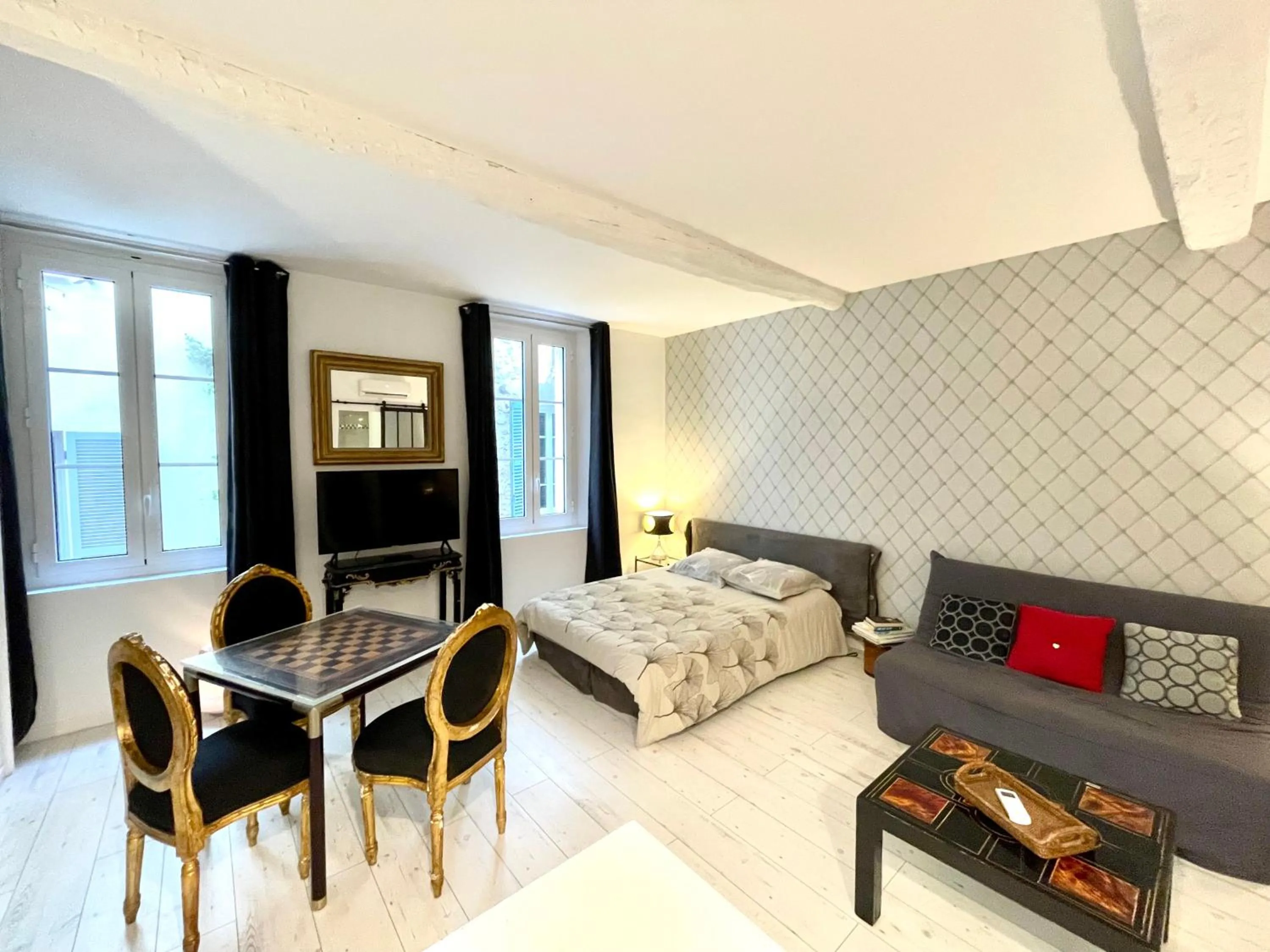 Living room, Bed in Les Remparts Antibes Location