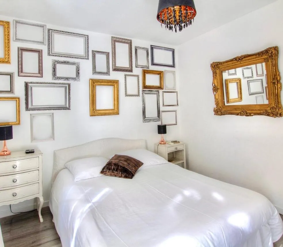 Photo of the whole room, Bed in Les Remparts Antibes Location