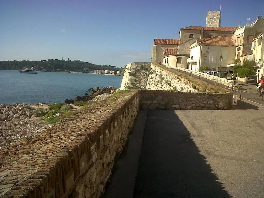 Property building in Les Remparts Antibes Location
