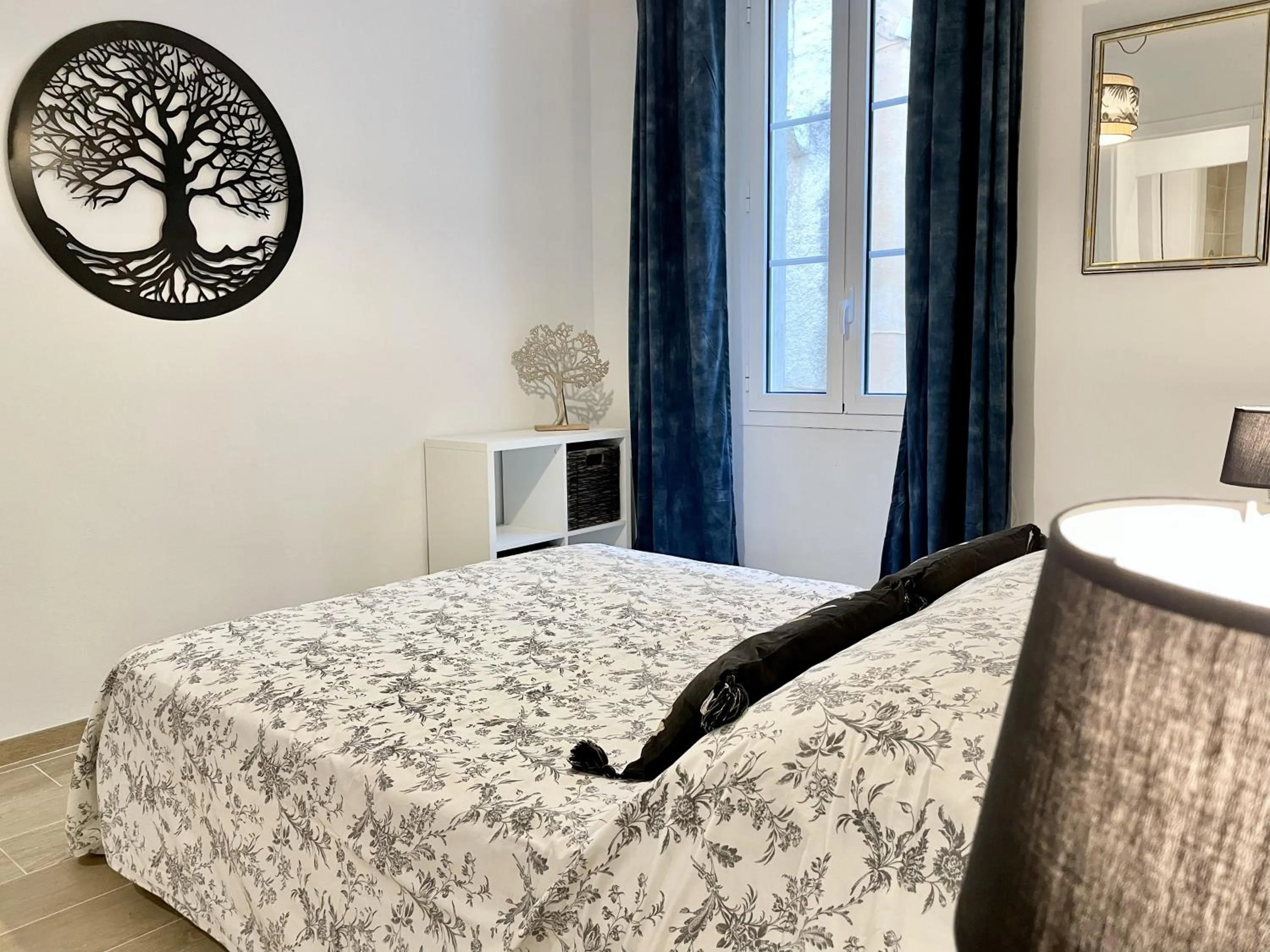 Bed in Les Remparts Antibes Location