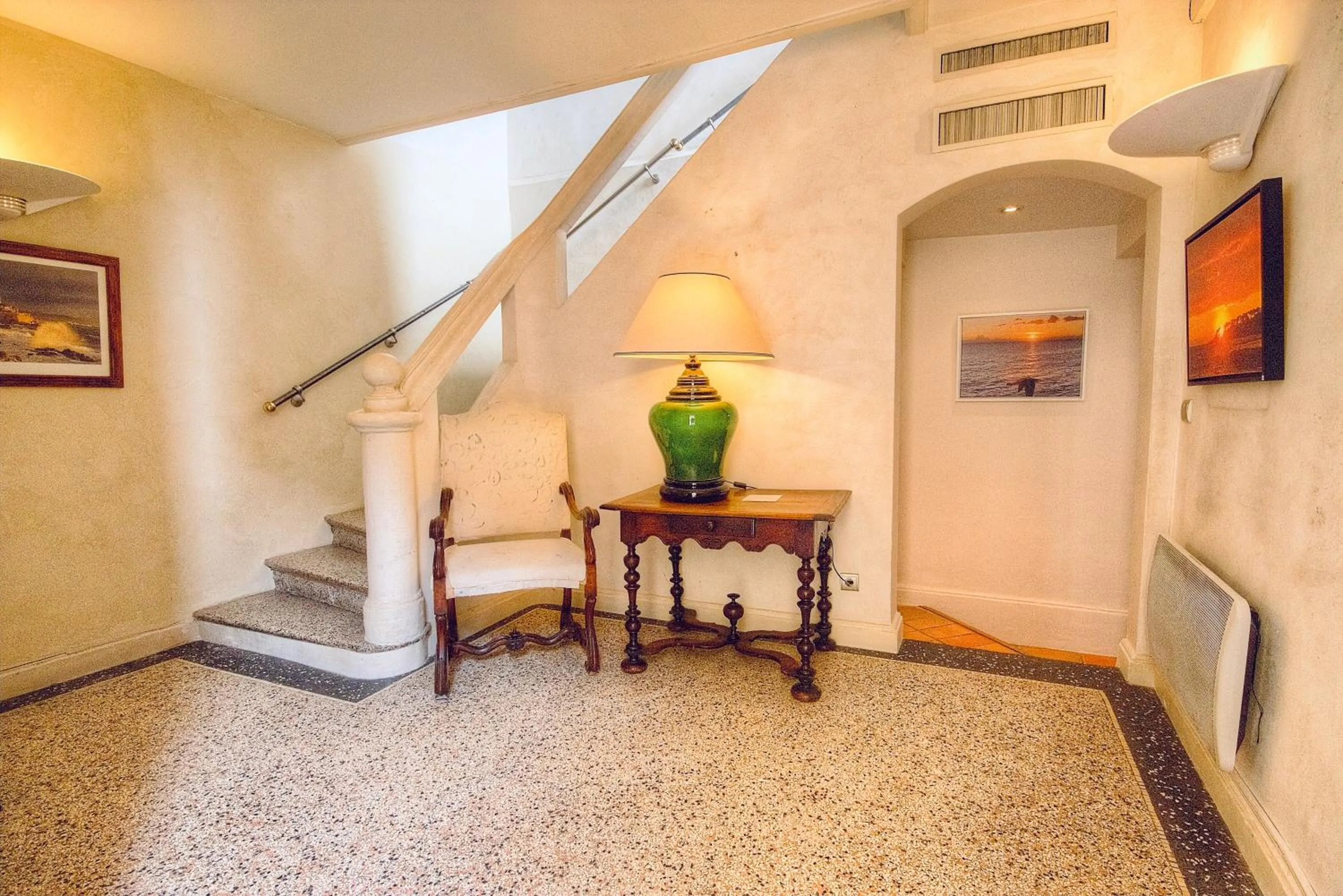 Facade/entrance in Les Remparts Antibes Location
