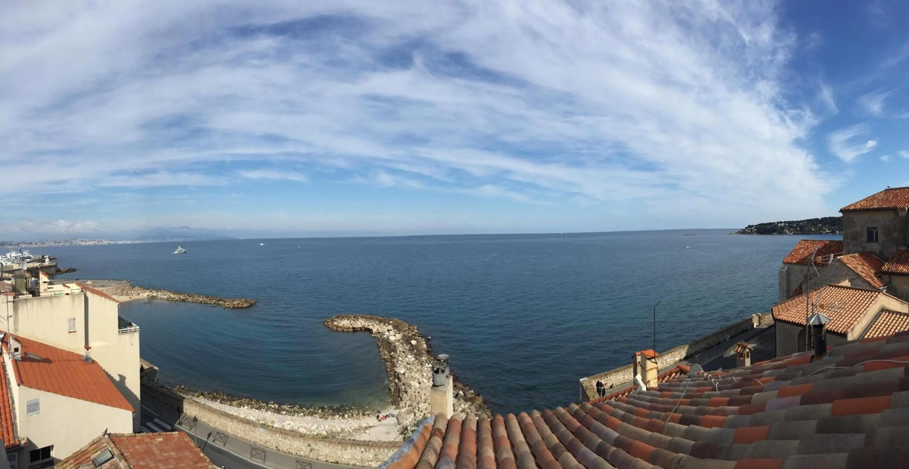 Day in Les Remparts Antibes Location