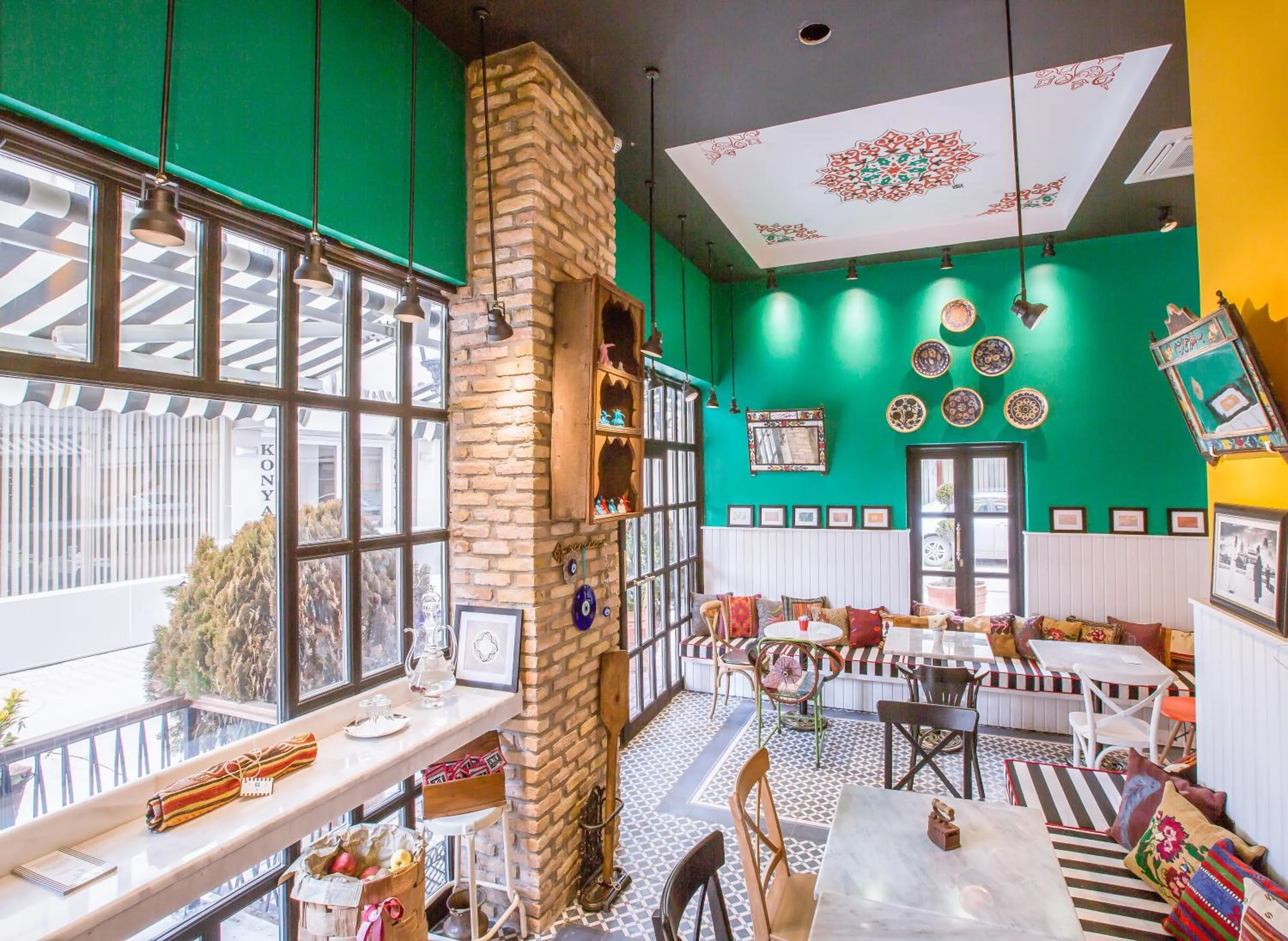 Communal lounge/ TV room in Araf Hotel