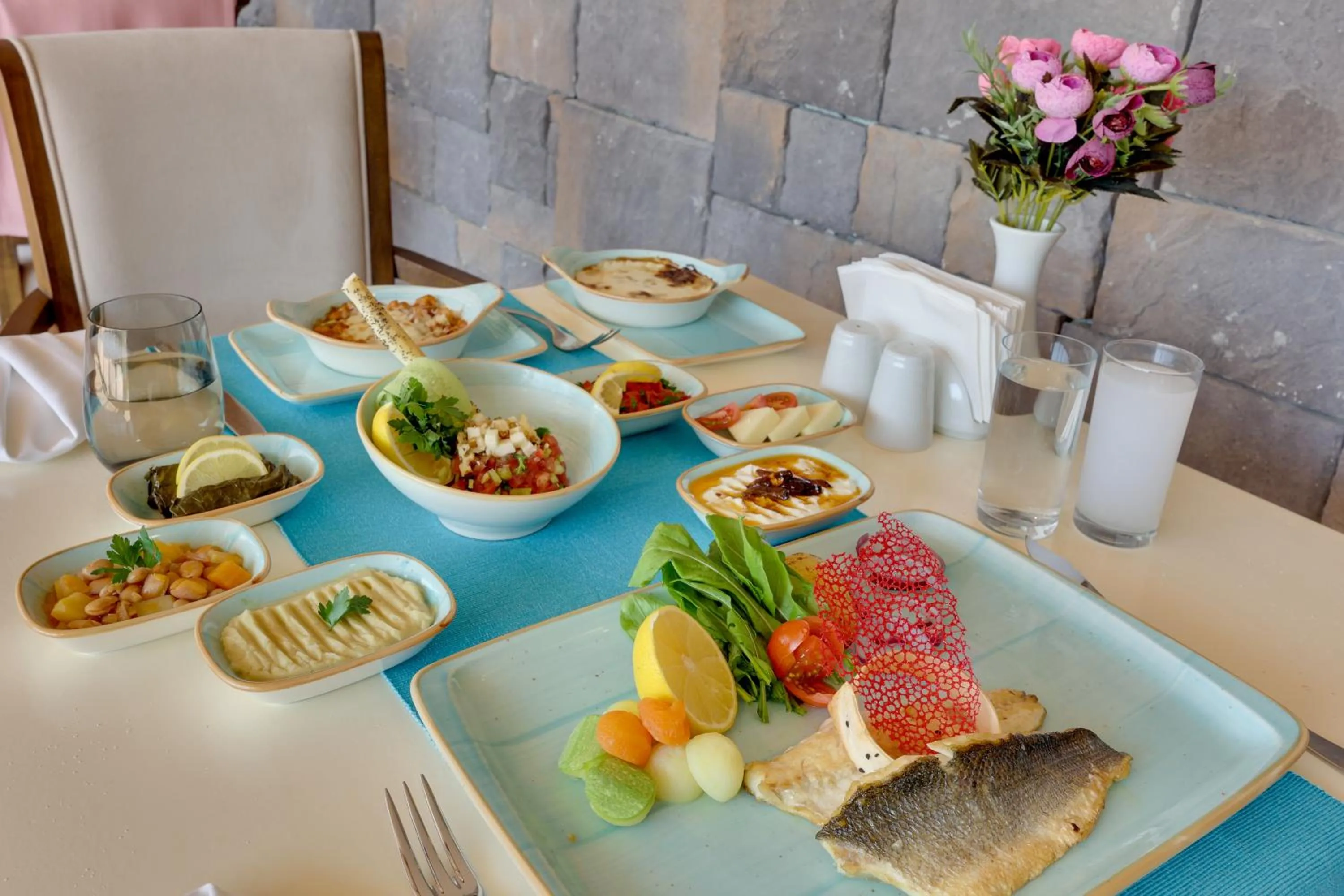 Restaurant/places to eat in Ramada Hotel & Suites by Wyndham Kusadasi