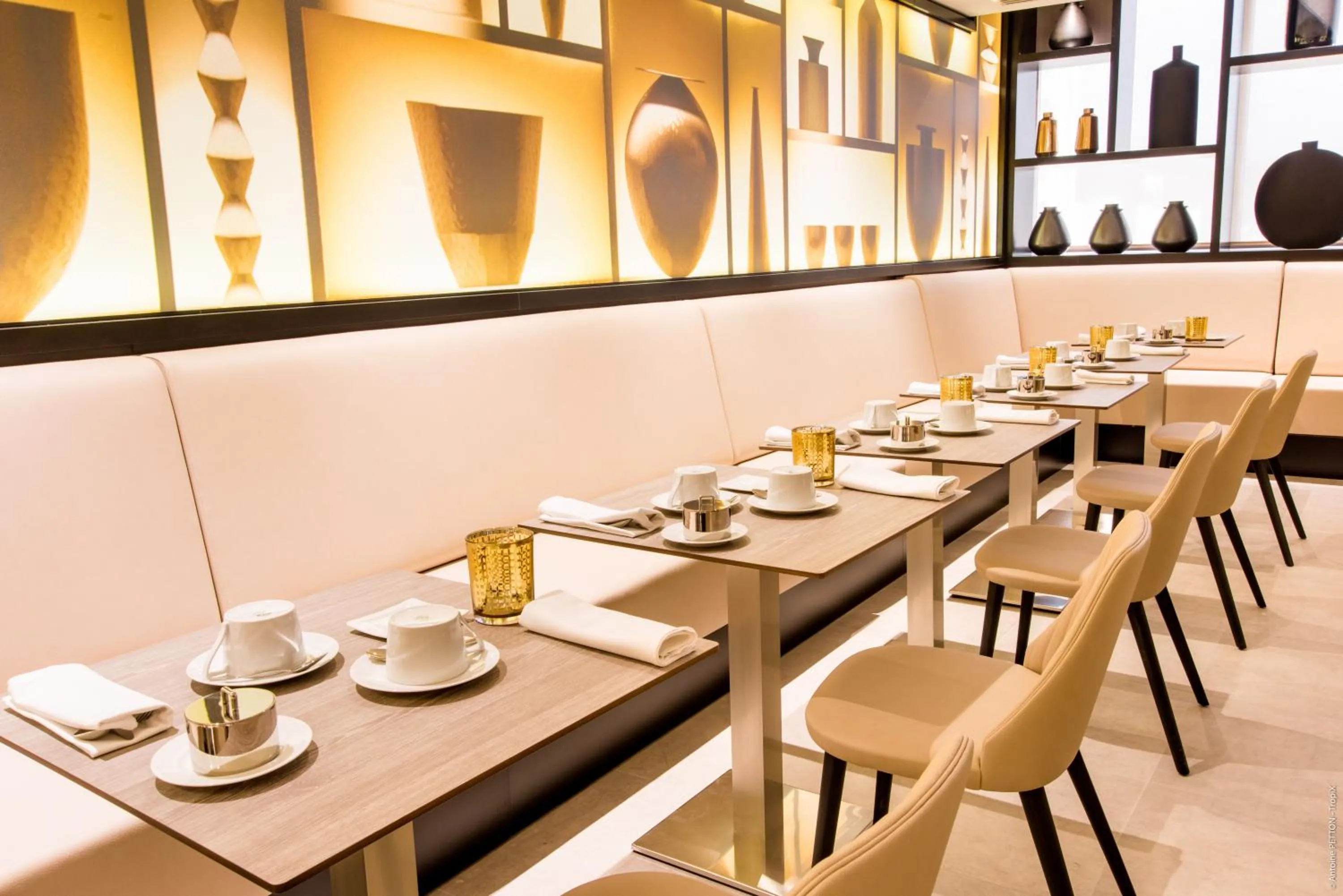 Restaurant/places to eat in Simon Hotel