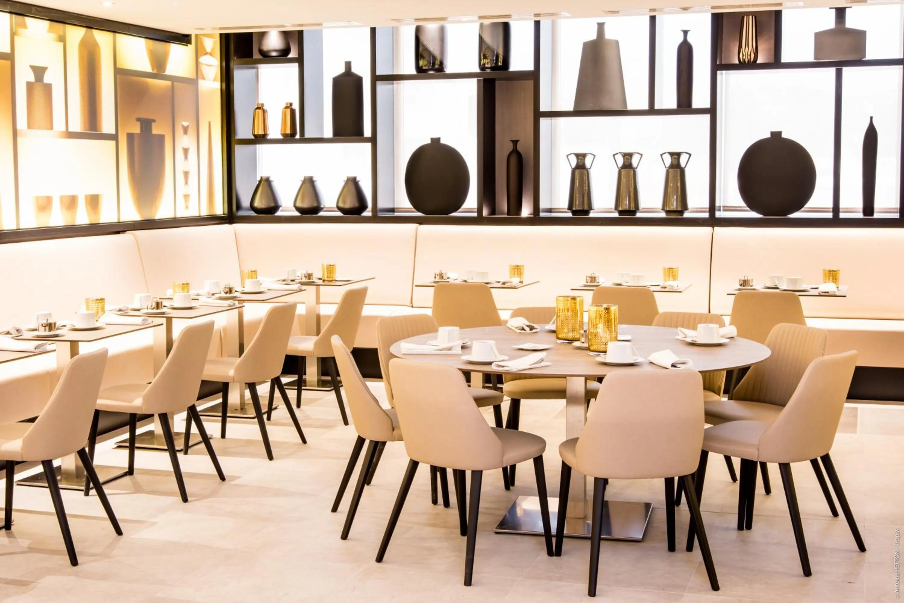 Restaurant/places to eat in Simon Hotel