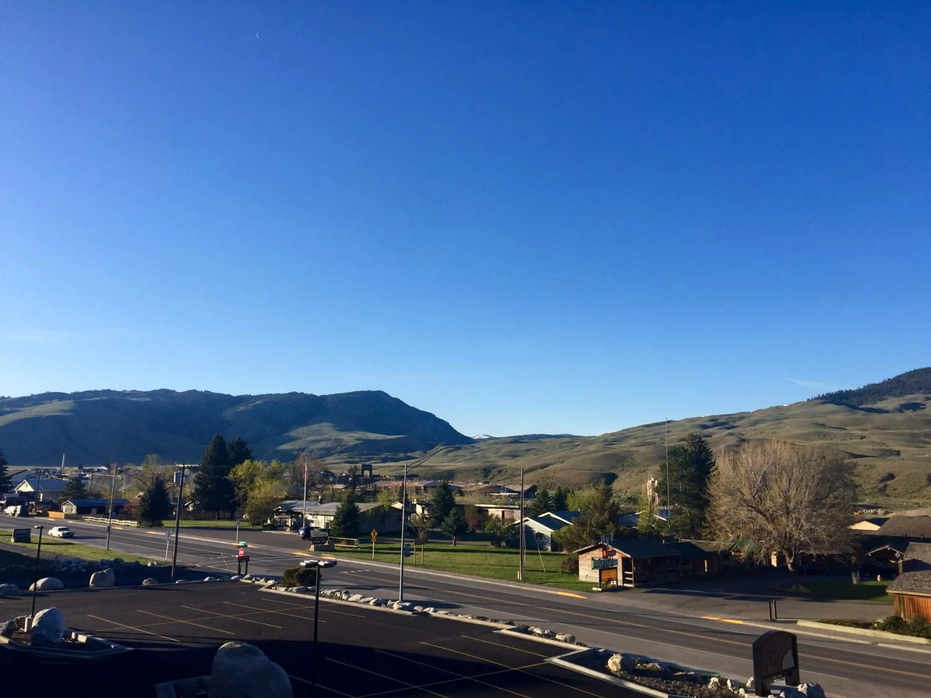 Mountain view in Yellowstone Big Rock Inn
