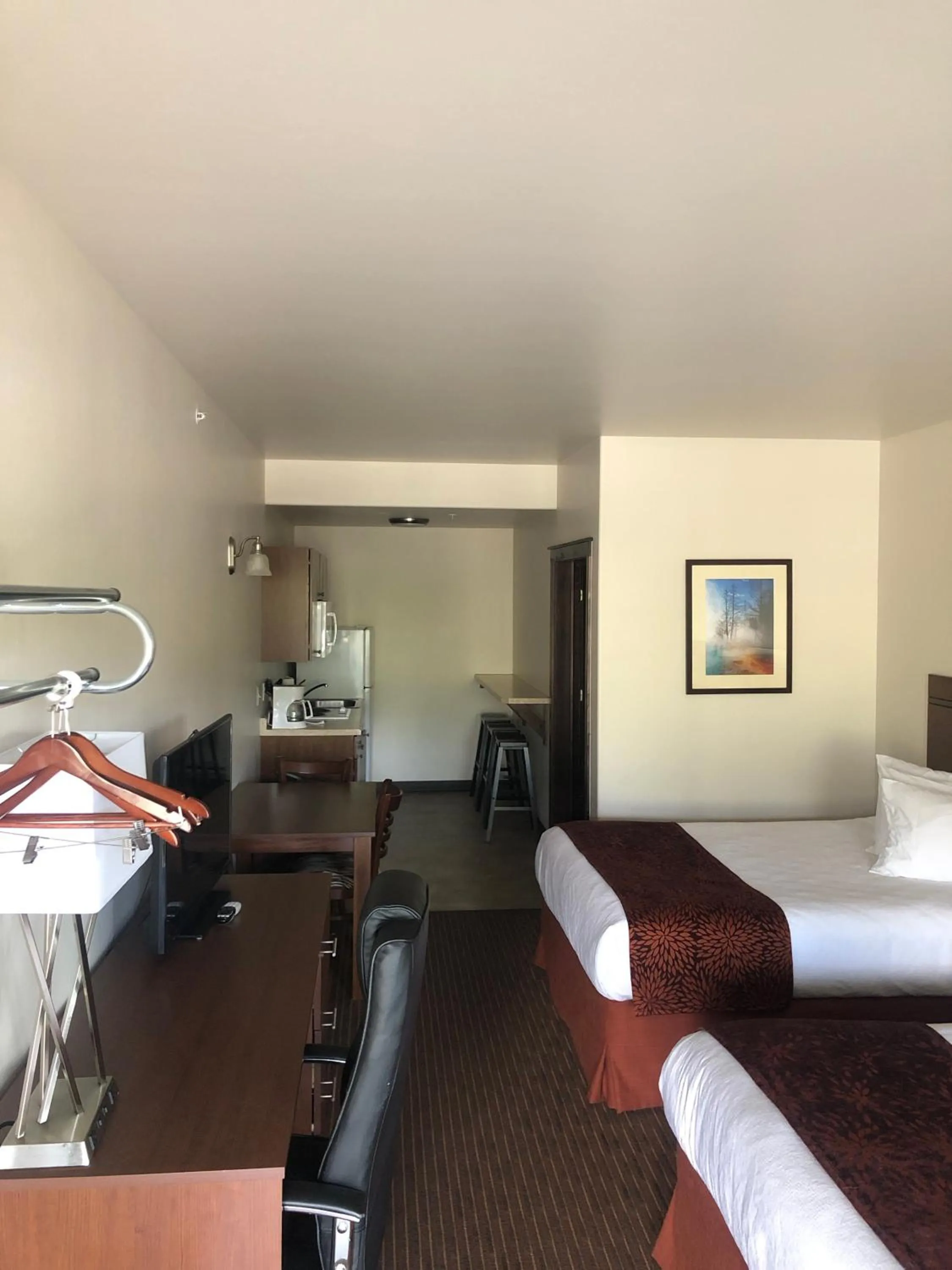 Photo of the whole room, Bed in Yellowstone Big Rock Inn