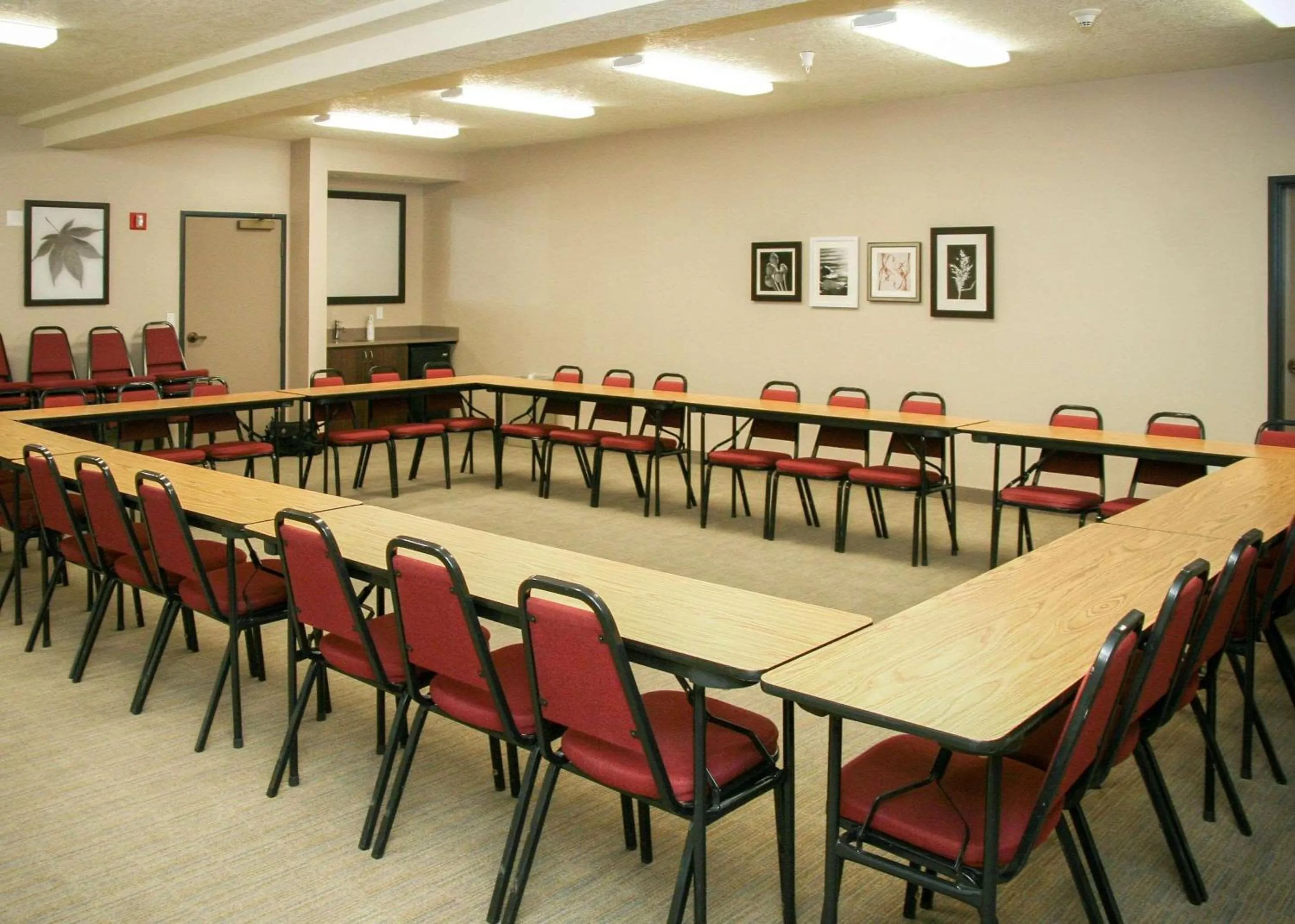 Meeting/conference room in Country Inn & Suites by Radisson, Prineville, OR