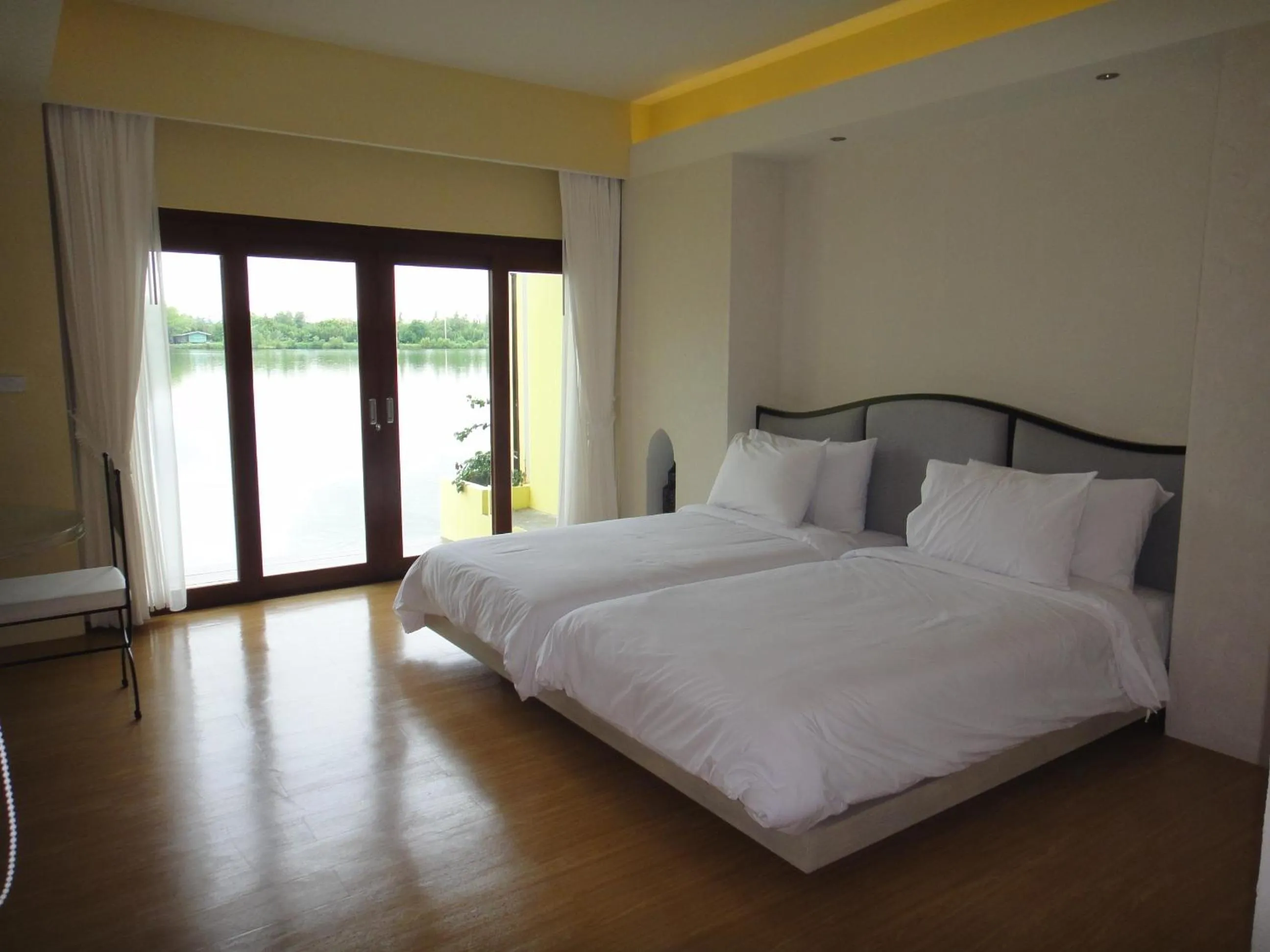 Bed in Baan Talay See Cream Resort
