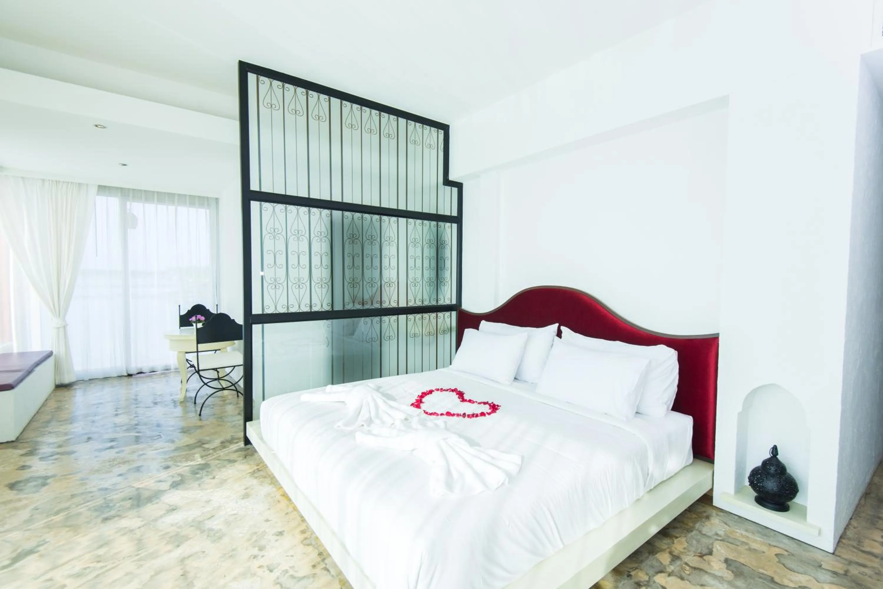 Bed in Baan Talay See Cream Resort