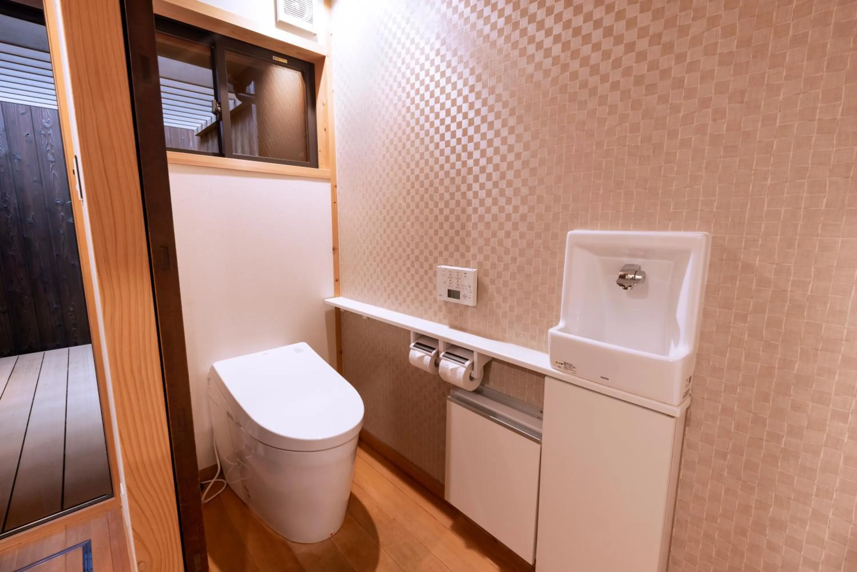 Toilet in Rinn Rokujo Machiya