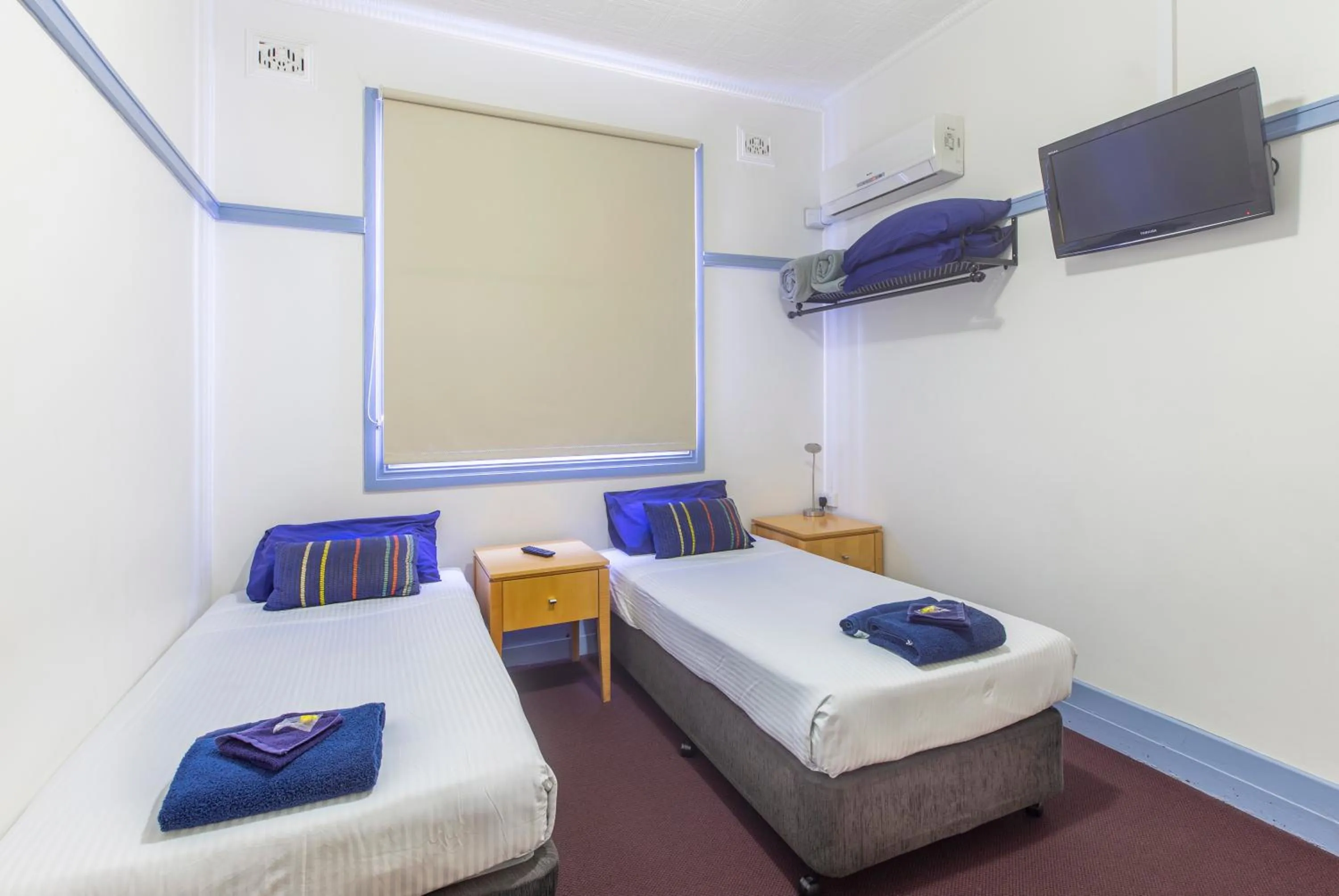 Photo of the whole room, Bed in Commonwealth Hotel