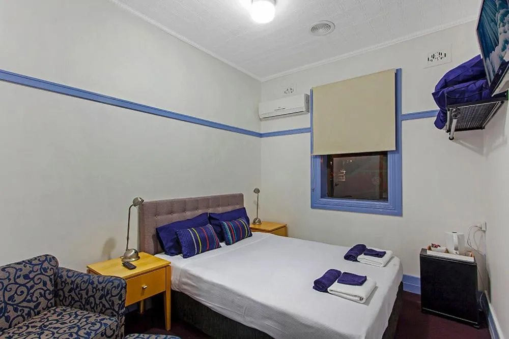 Photo of the whole room, Bed in Commonwealth Hotel