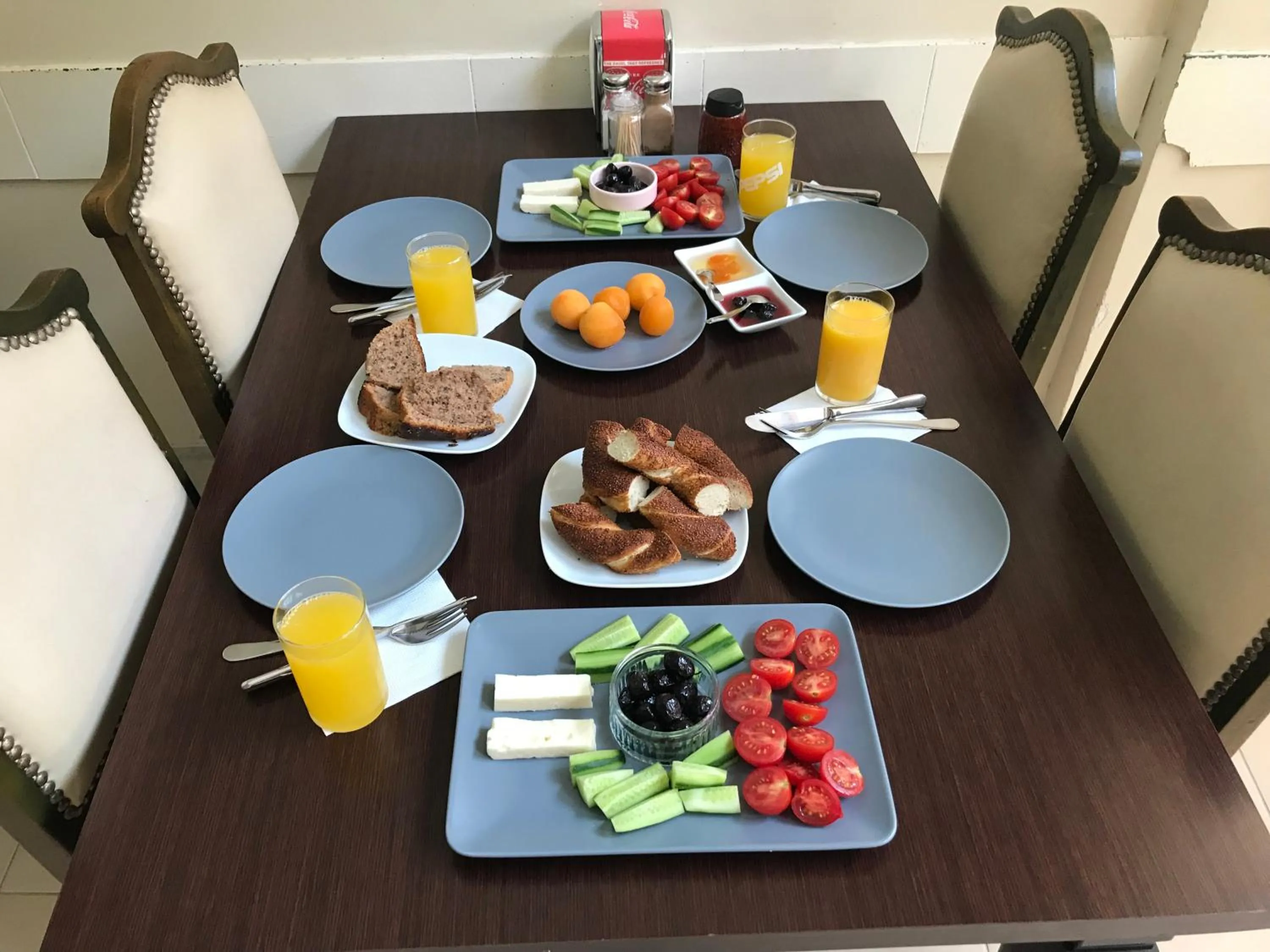 Breakfast in Goji's Apartments