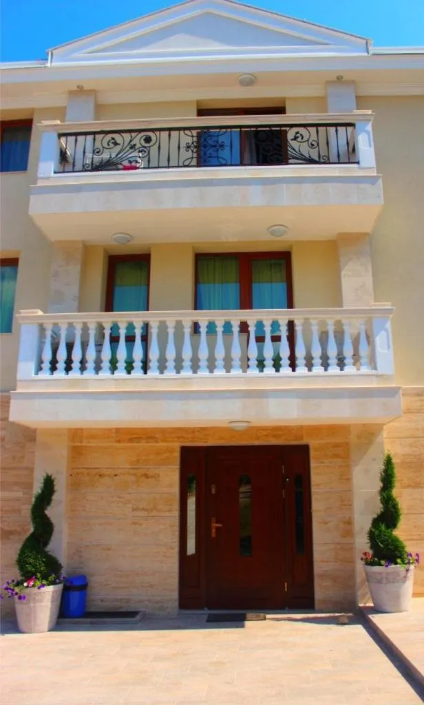 Facade/entrance in Villa Katalina