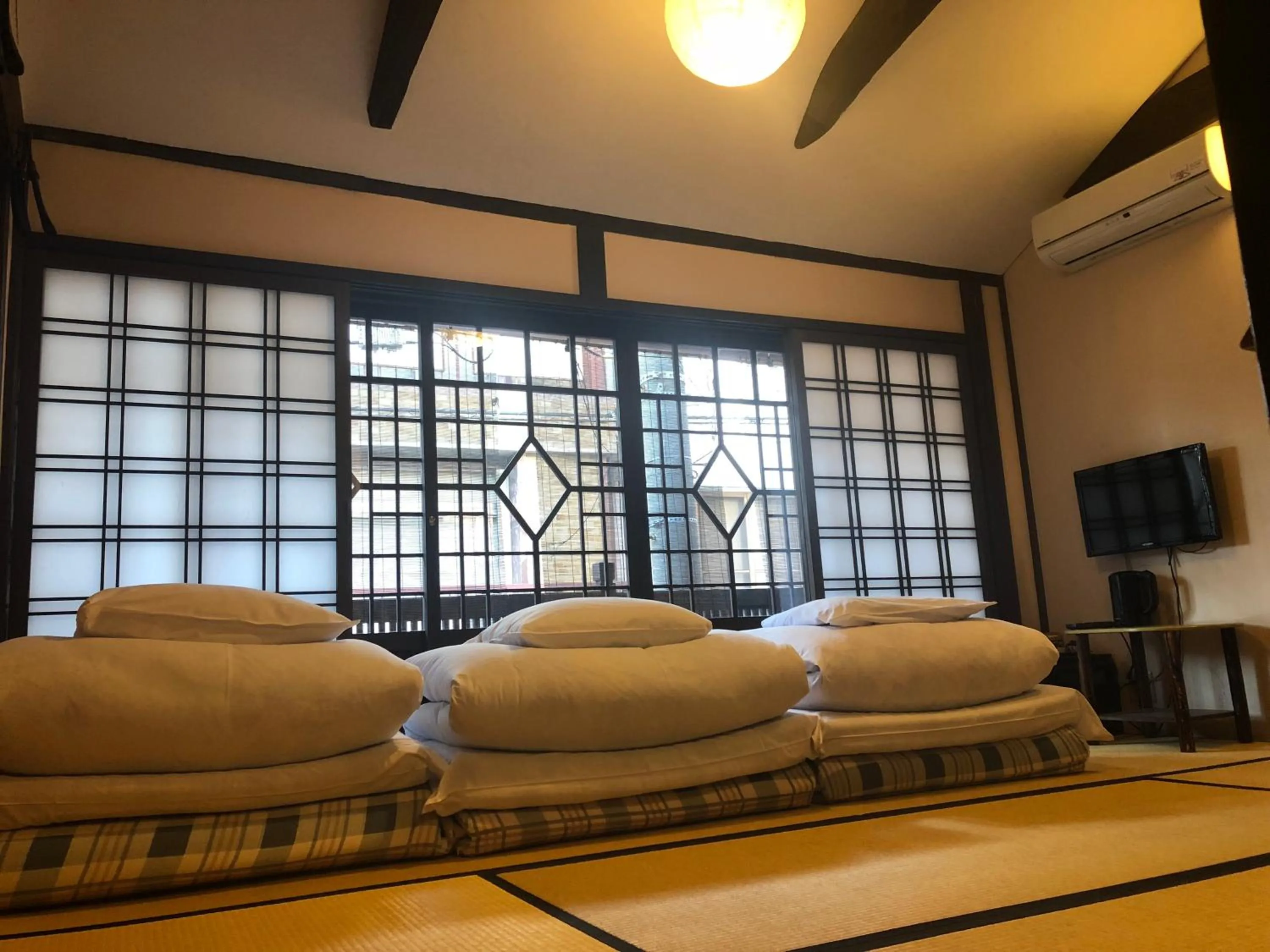 Photo of the whole room in Roman Kan