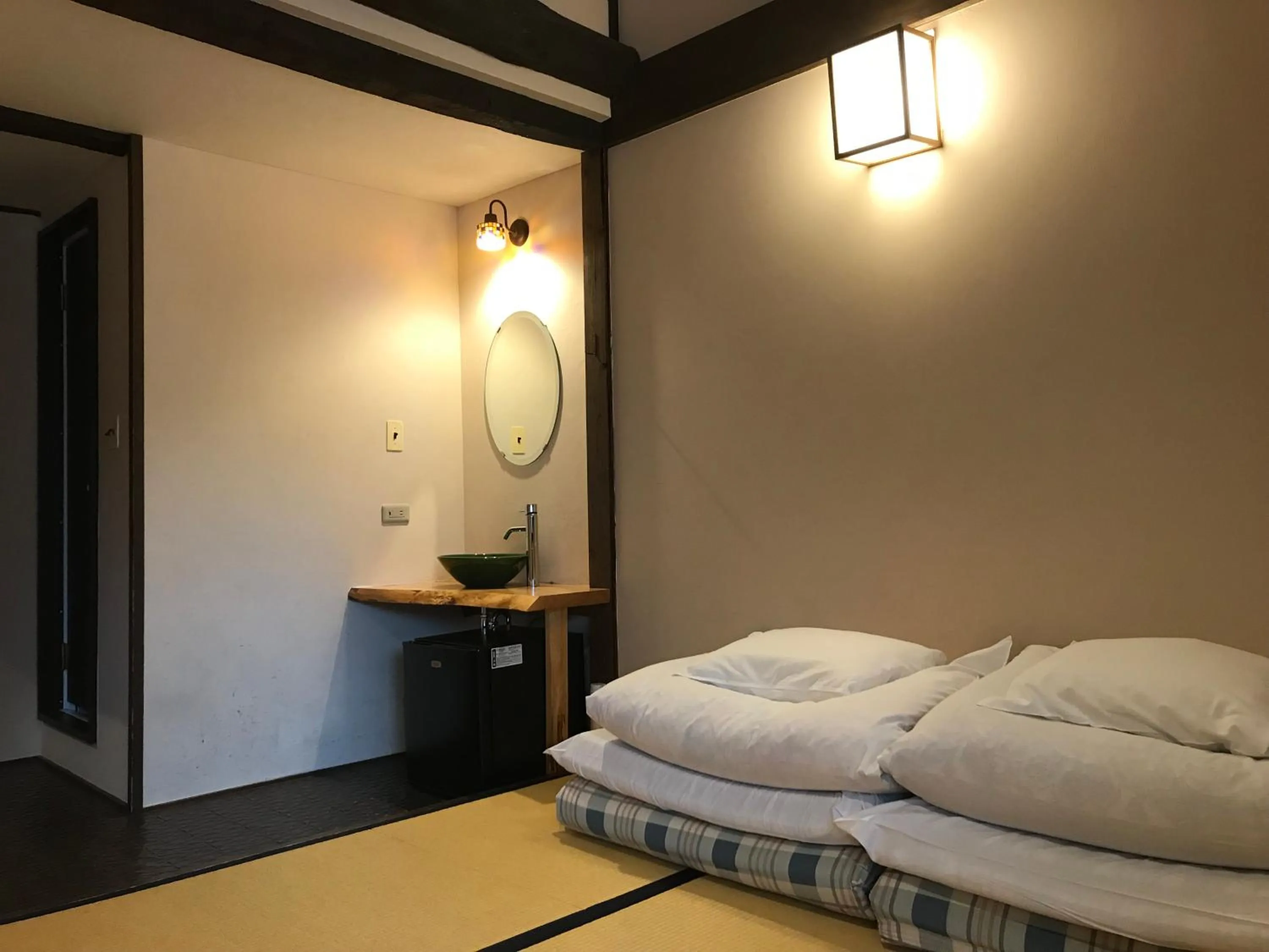 Photo of the whole room, Bed in Roman Kan