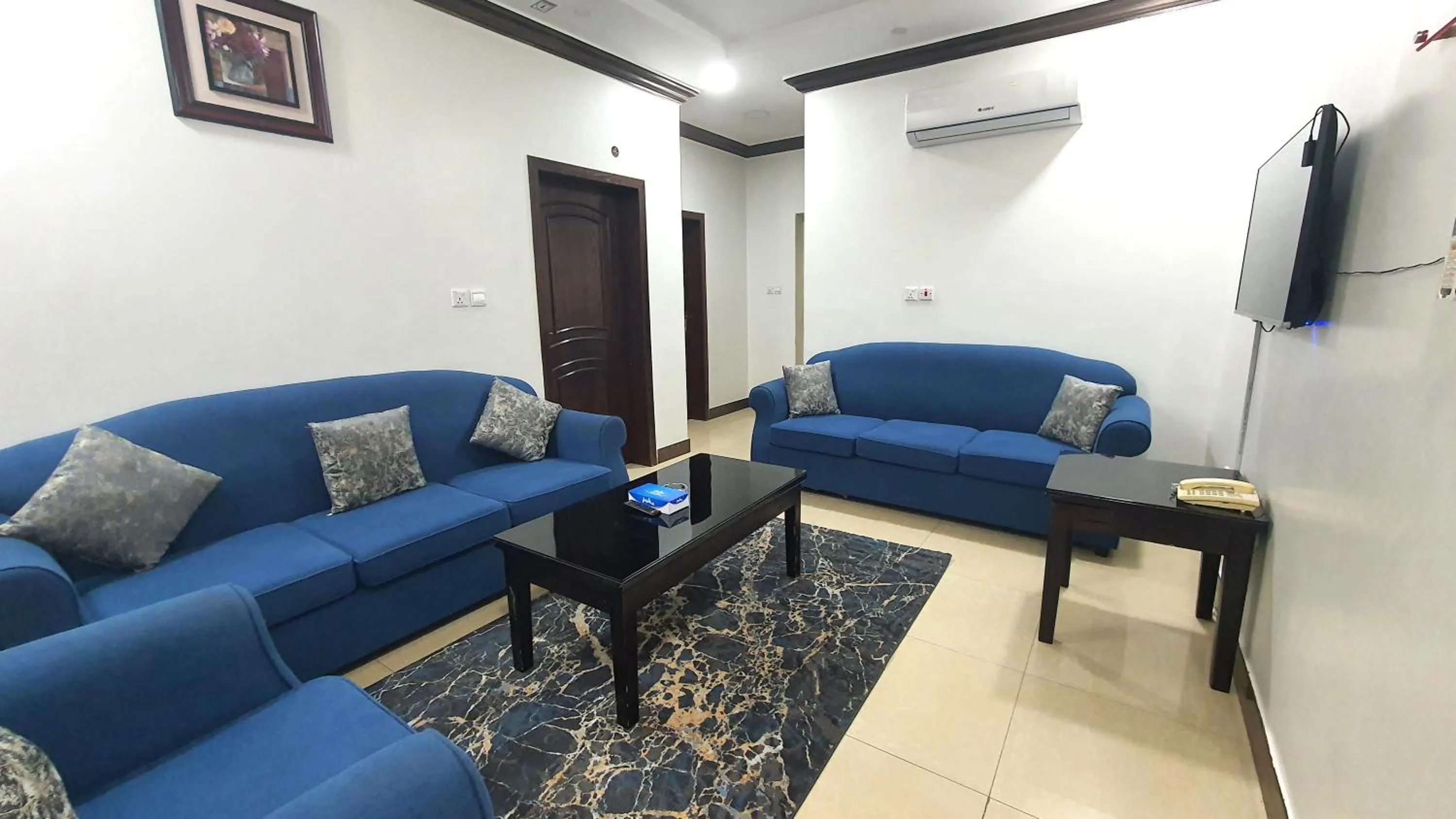 Communal lounge/ TV room in شقق نطوان للشقق المخدومة