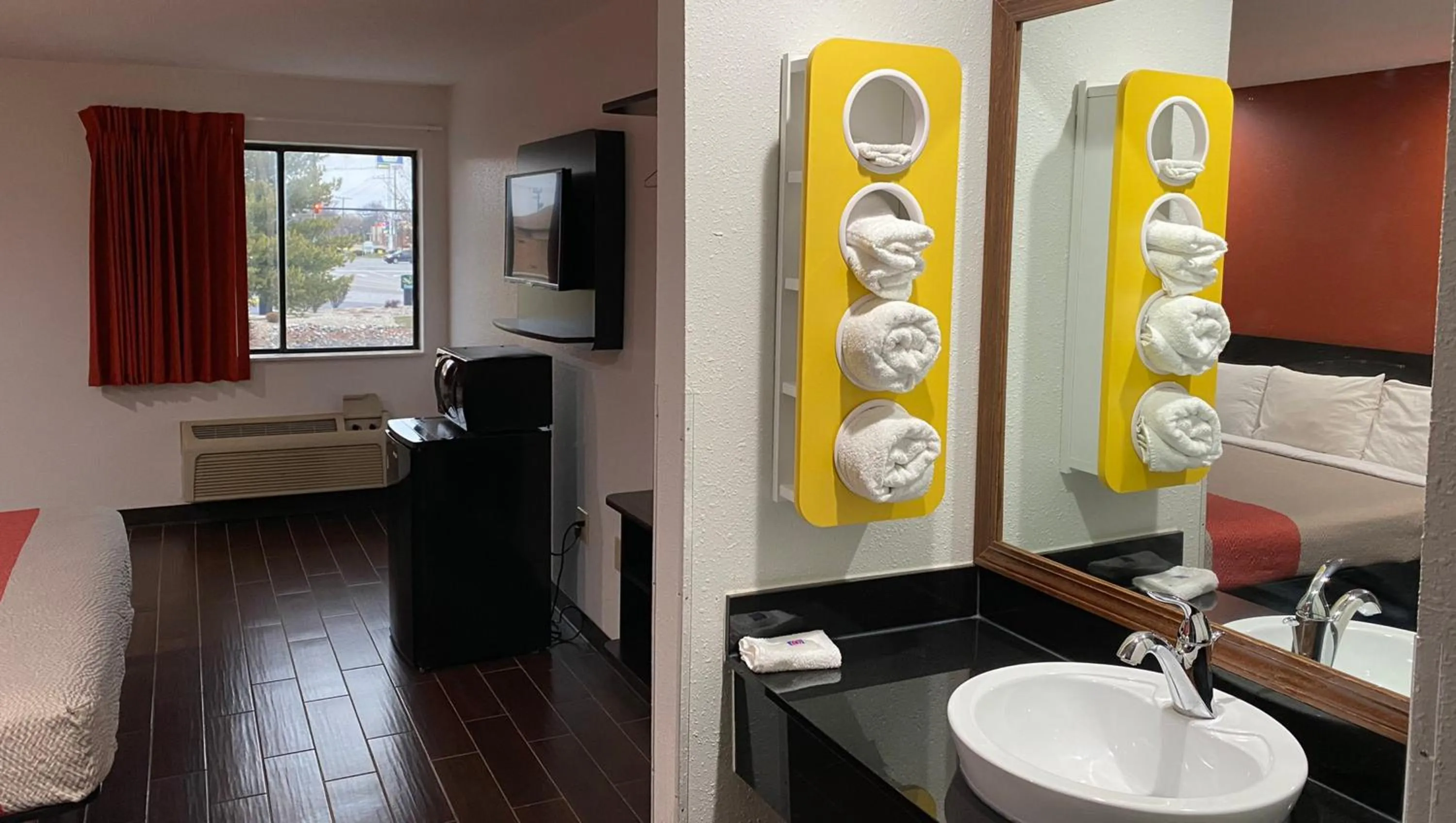 Bathroom, Bed in Relax Inn