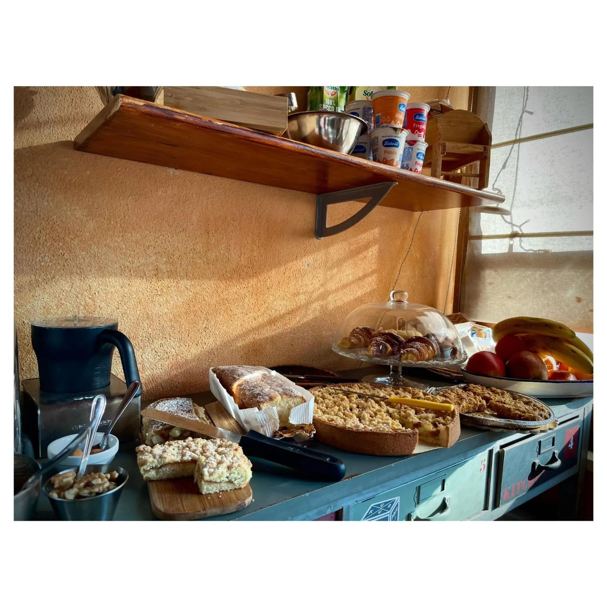 Breakfast in Aurelia Garden Gold B&B