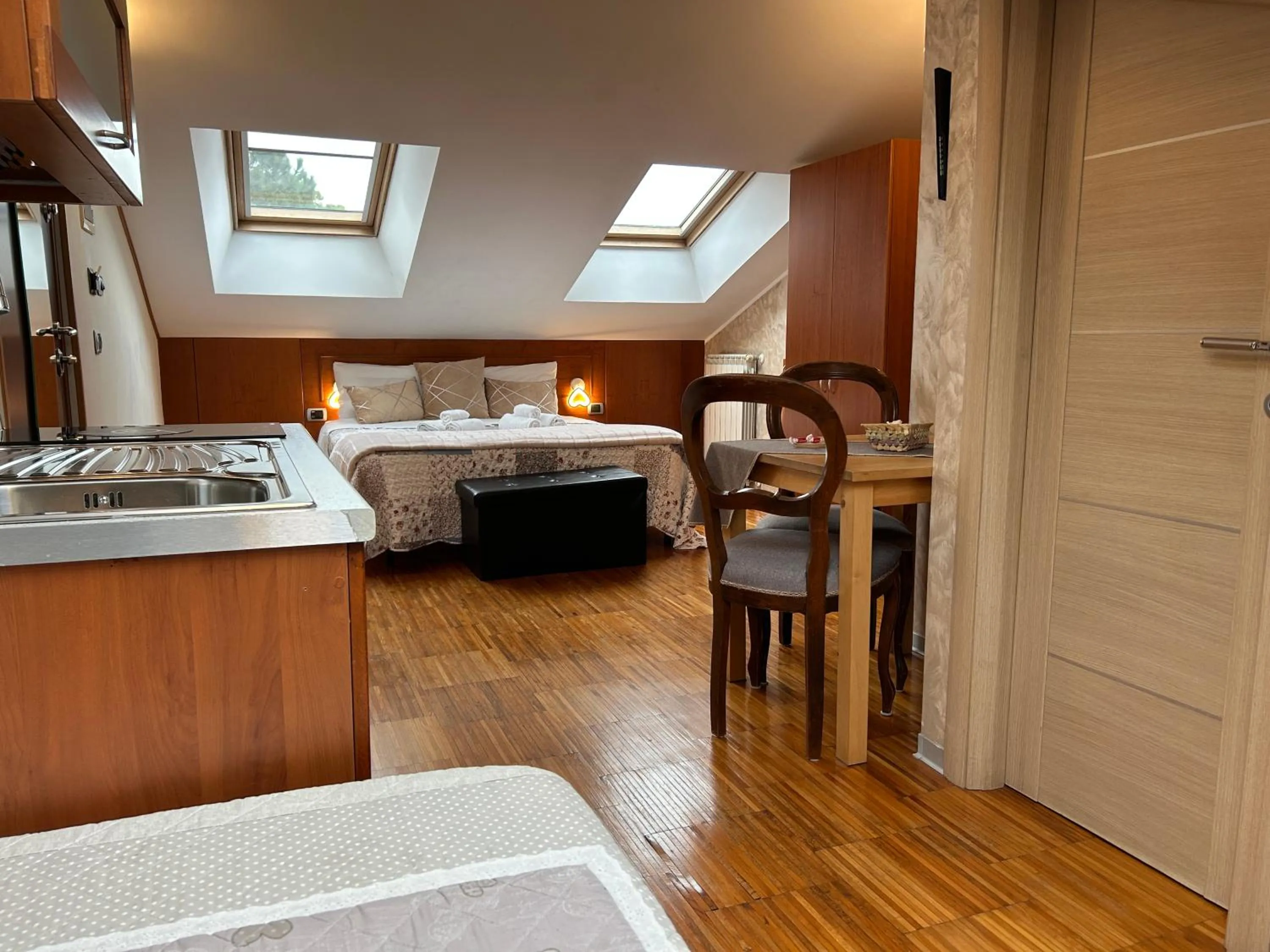 Kitchen or kitchenette, Bed in Aurelia Garden Gold B&B