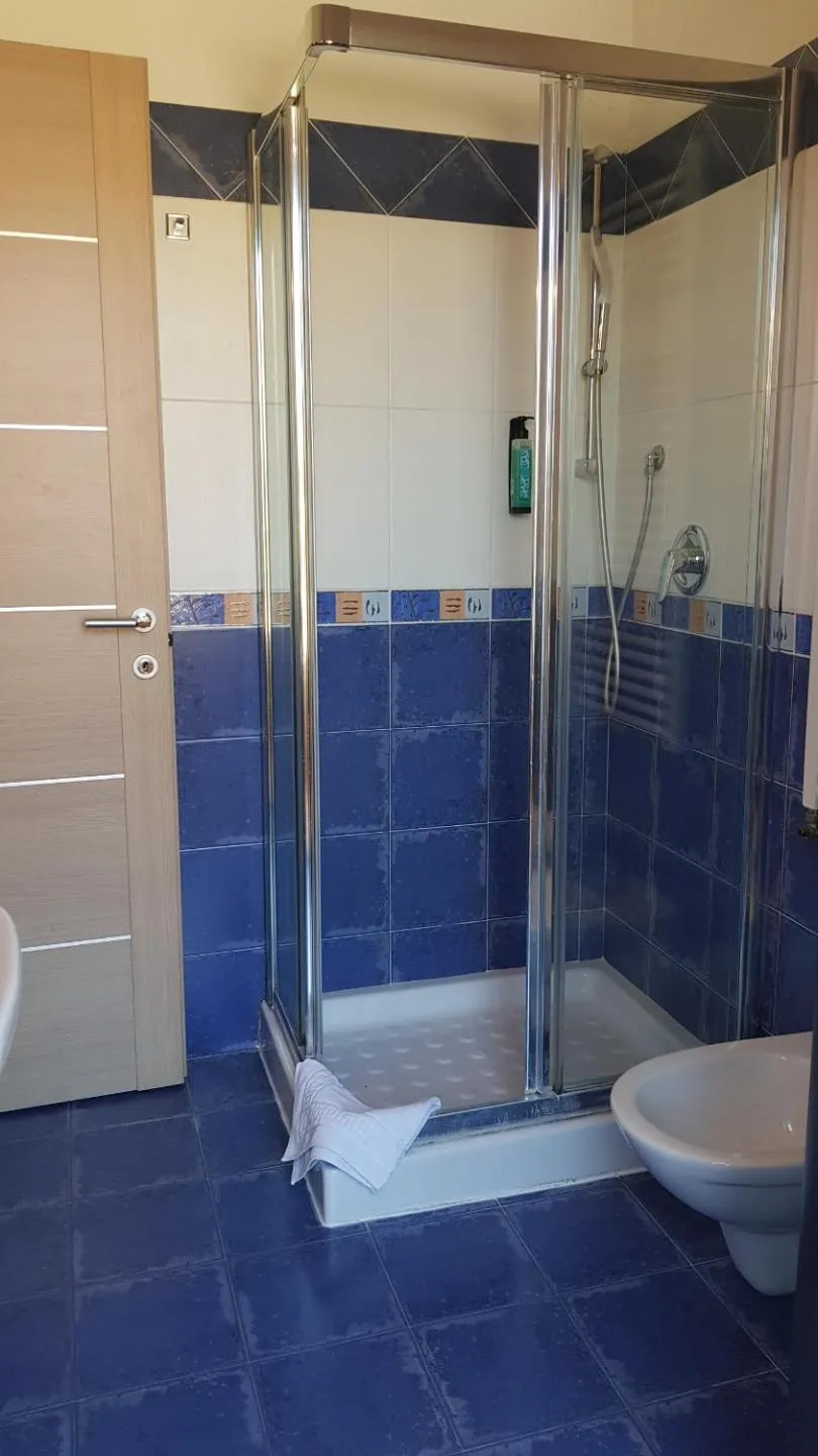 Shower in Aurelia Garden Gold B&B