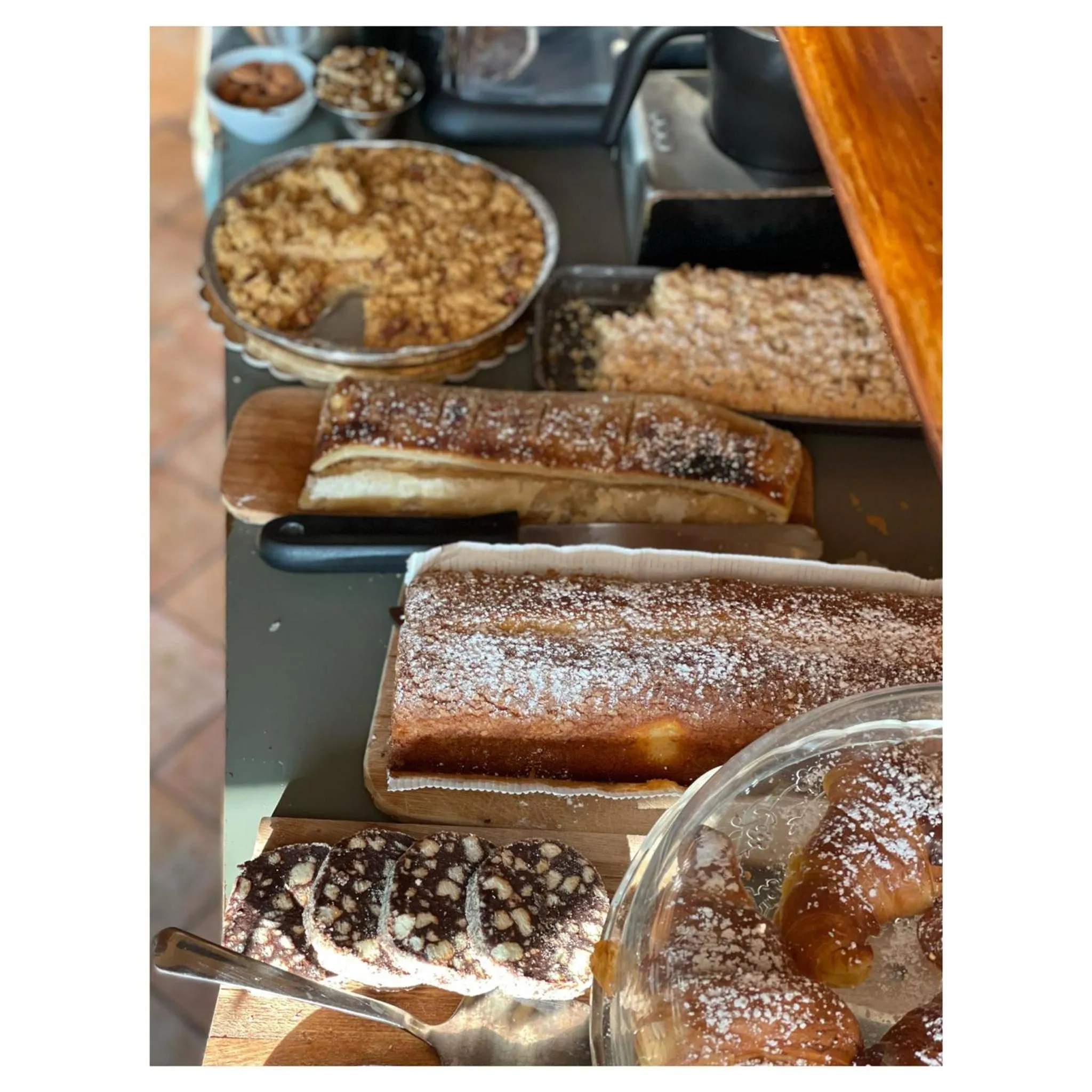 Breakfast in Aurelia Garden Gold B&B