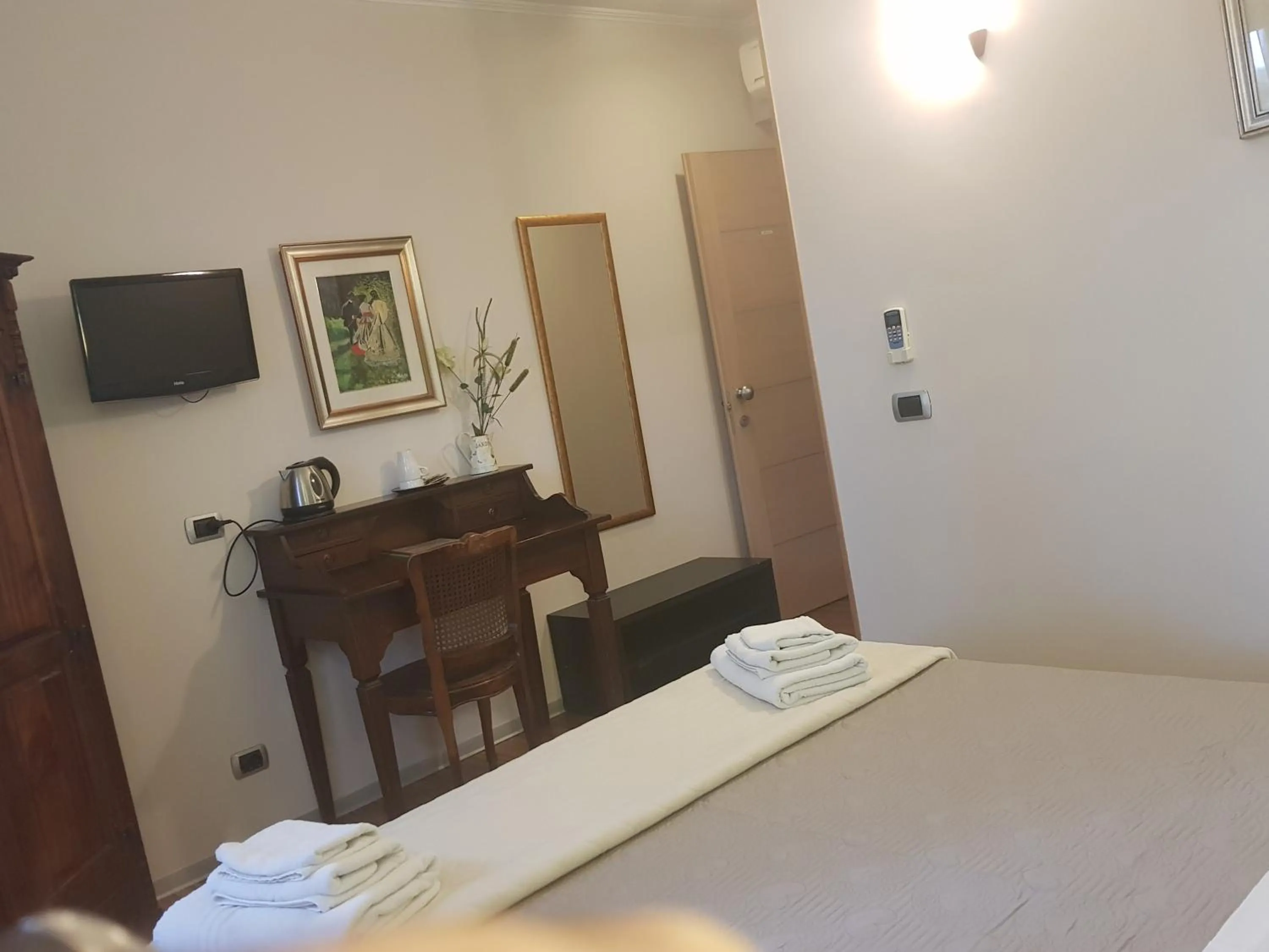 Photo of the whole room, Bed in Aurelia Garden Gold B&B