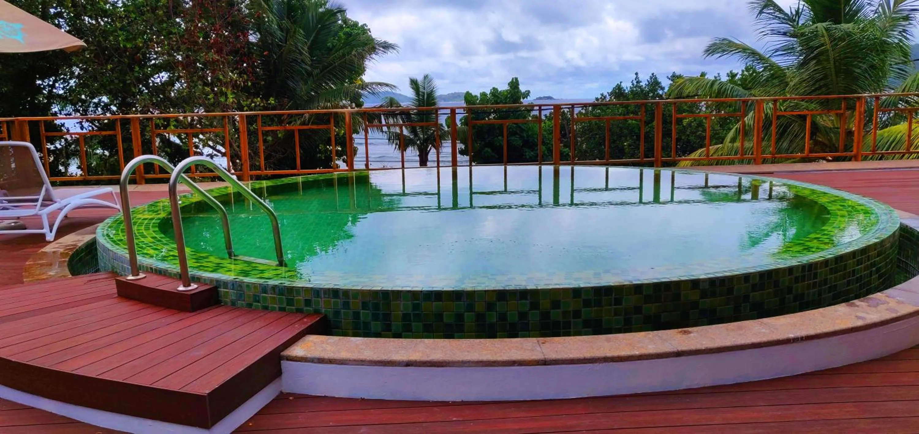 Swimming pool in Le Relax Luxury Lodge