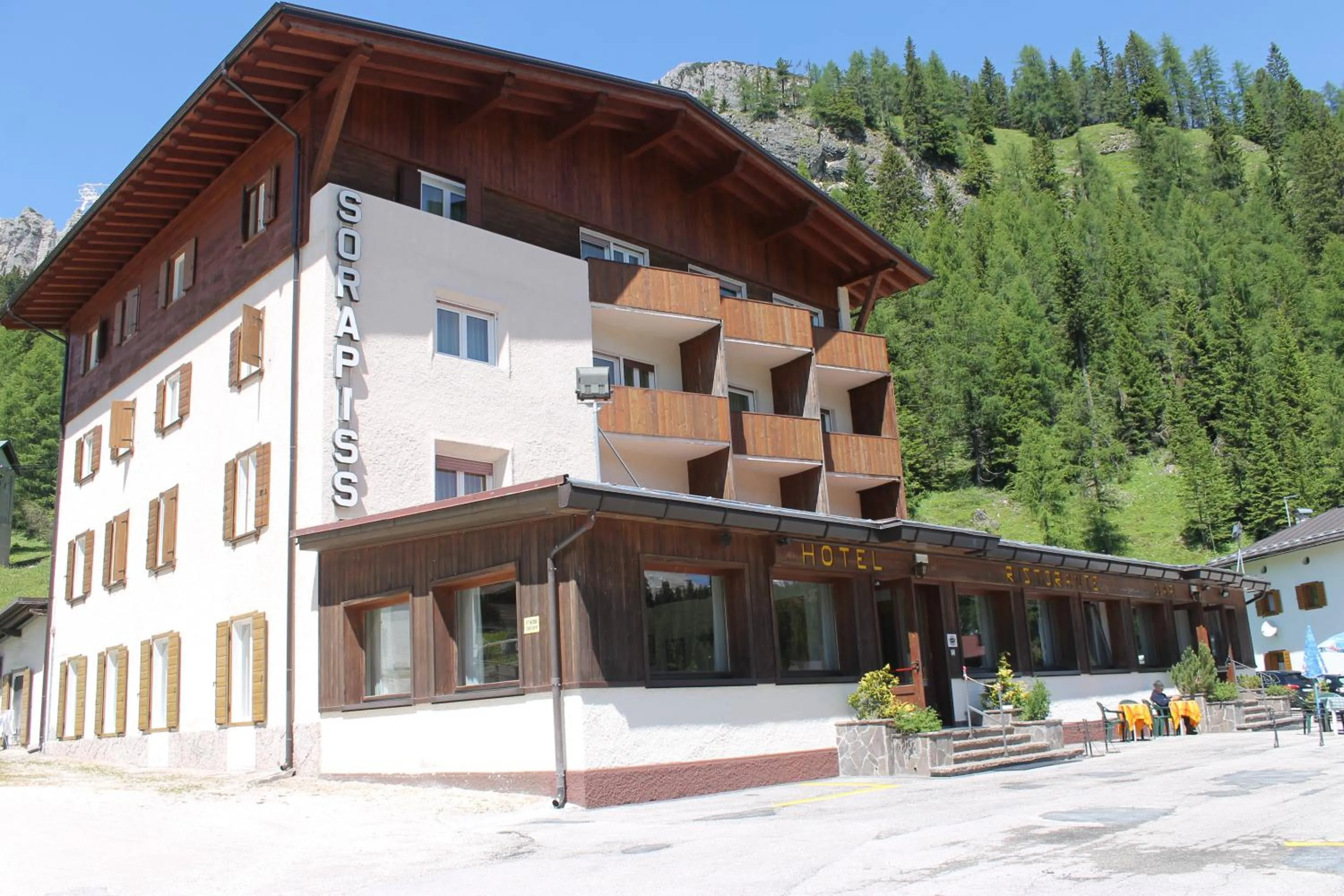 Facade/entrance in Hotel Sorapiss