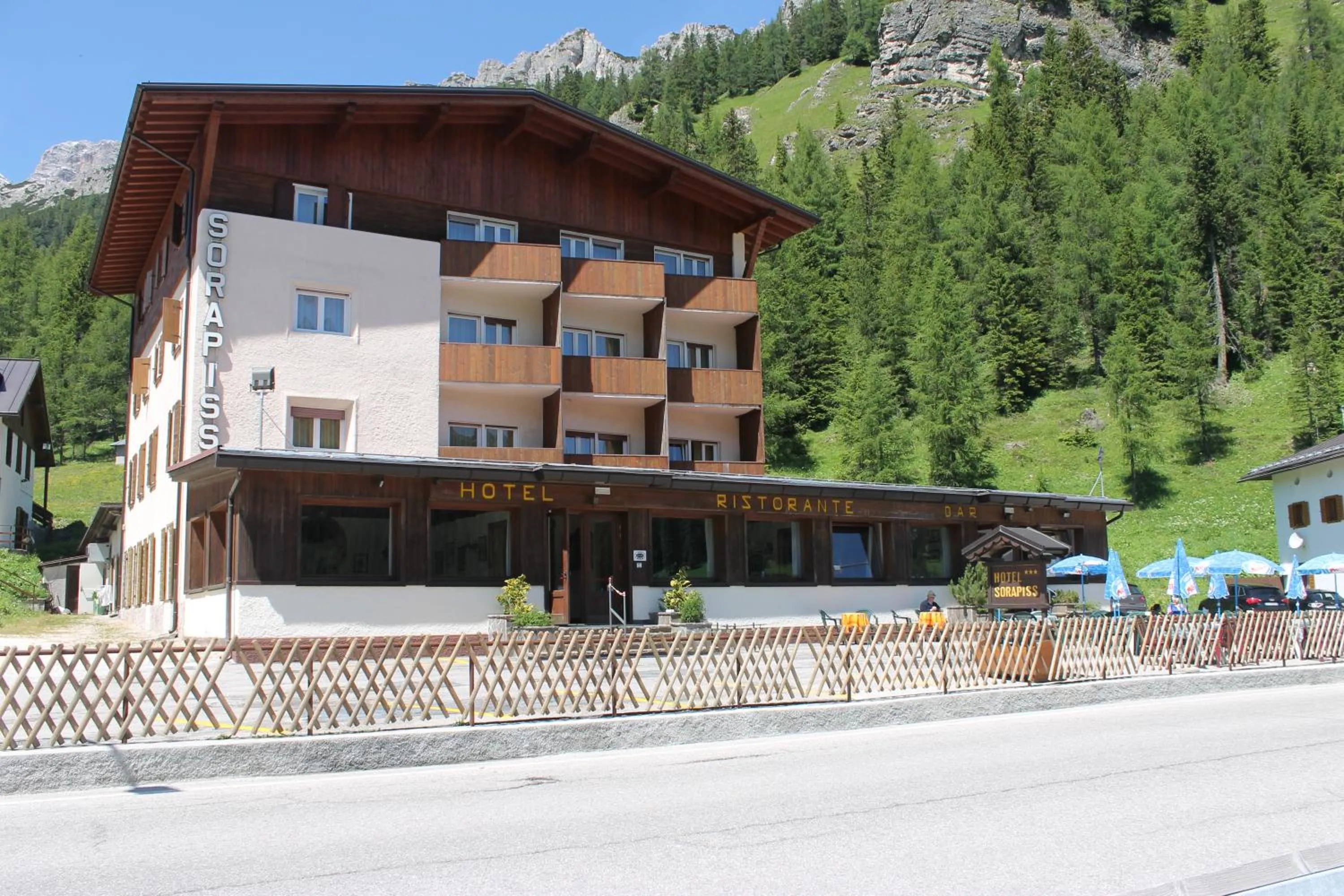 Facade/entrance in Hotel Sorapiss