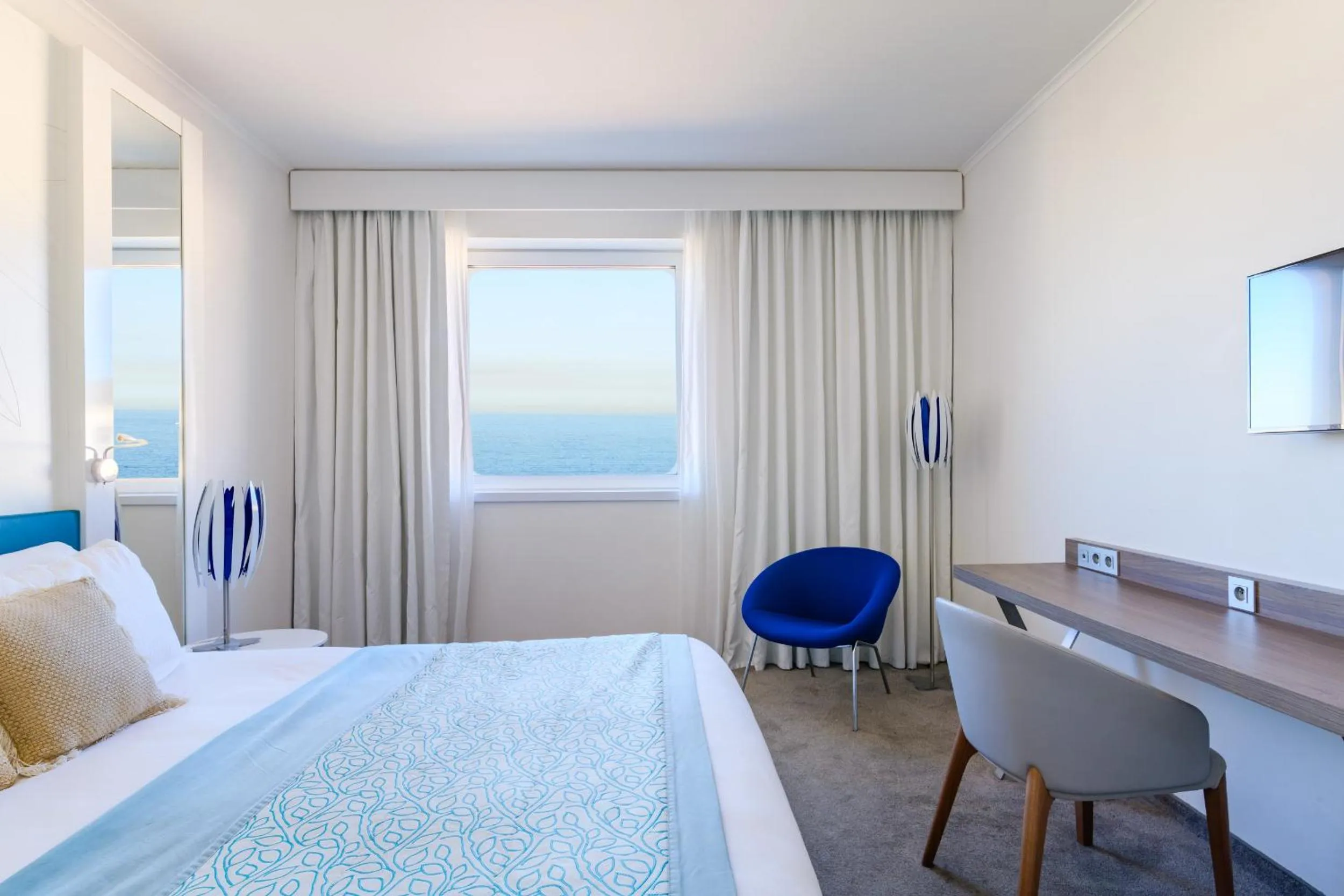 Bed in Golden Tulip Marseille Euromed