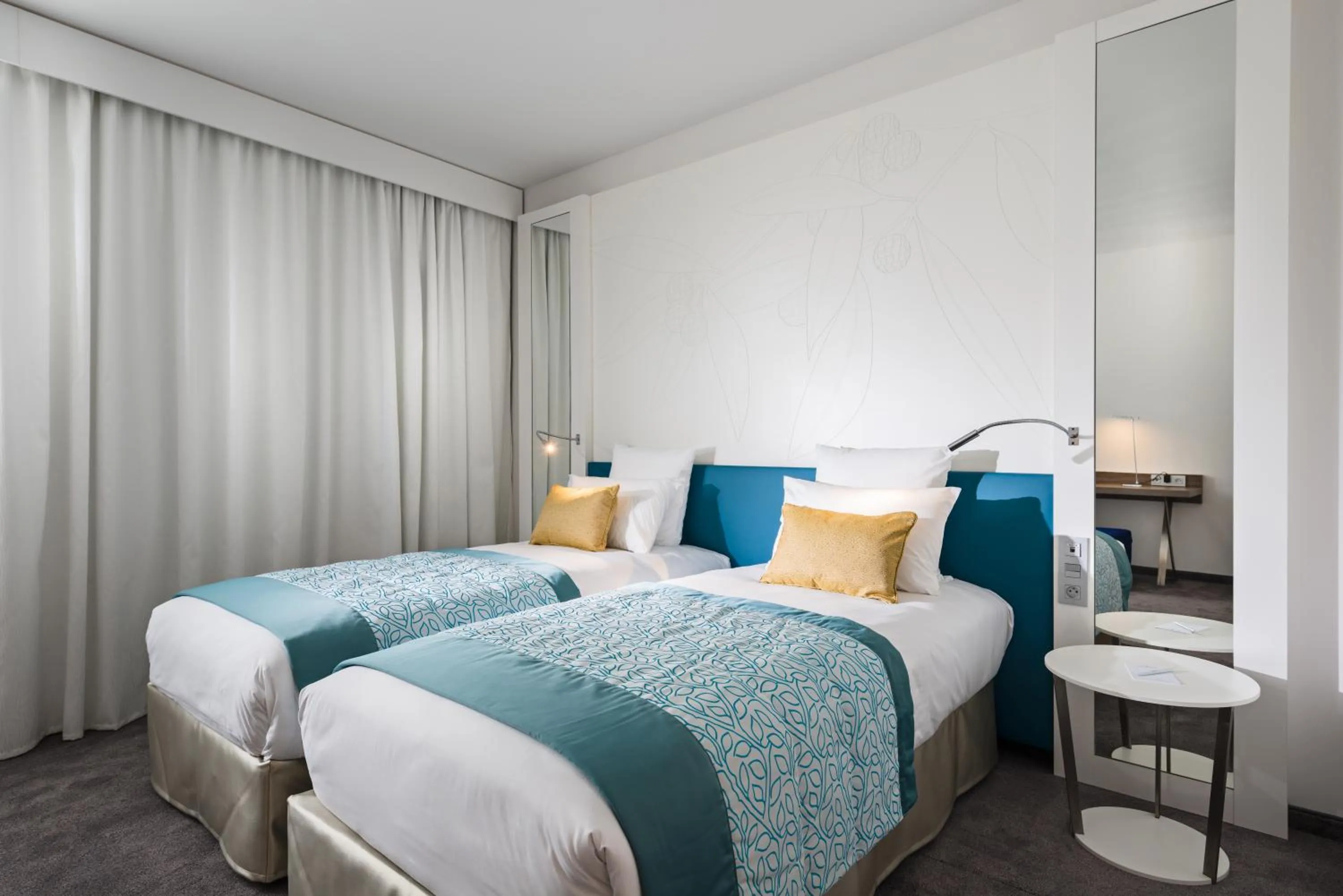 Bed in Golden Tulip Marseille Euromed