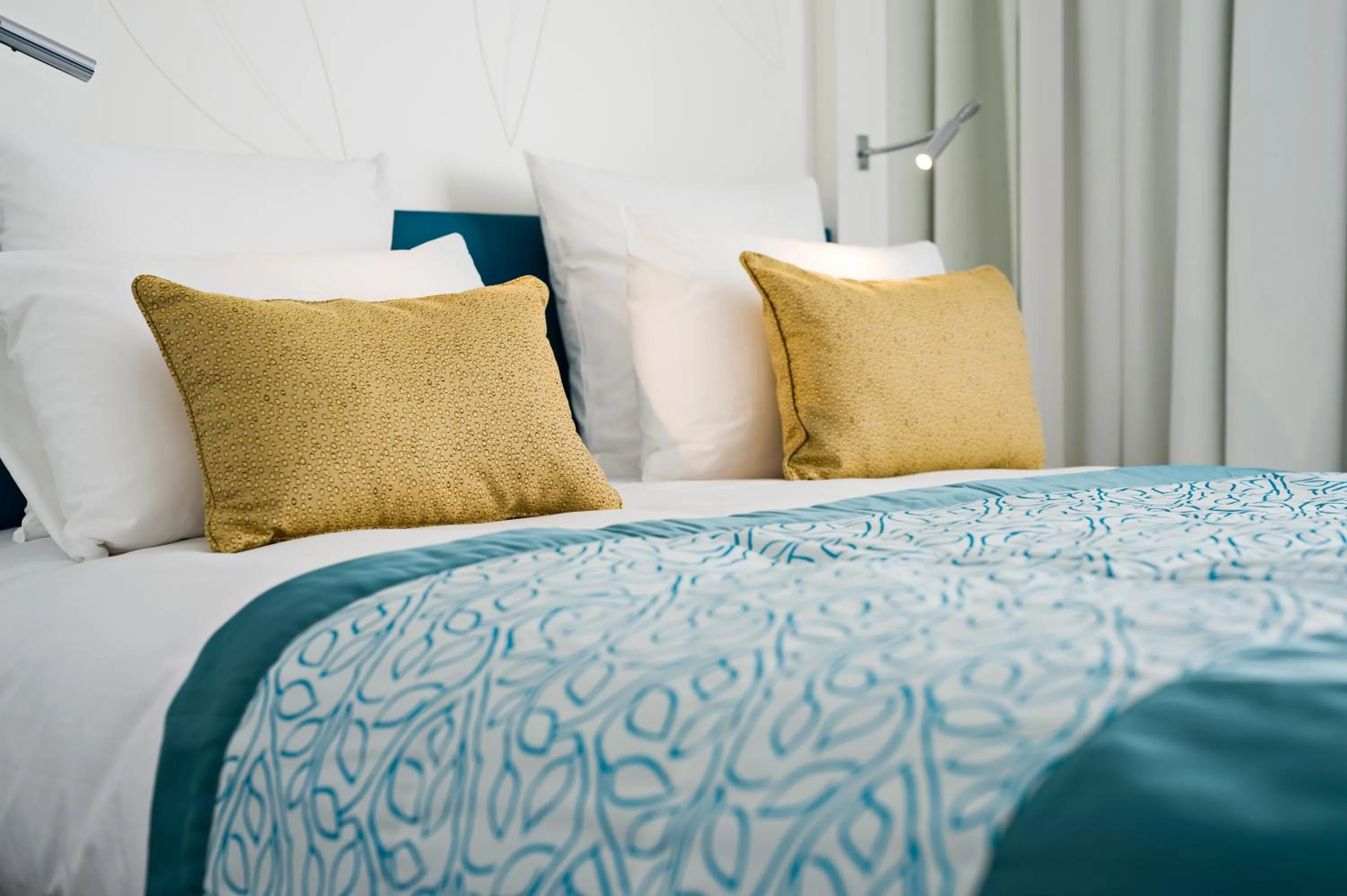 Bed in Golden Tulip Marseille Euromed