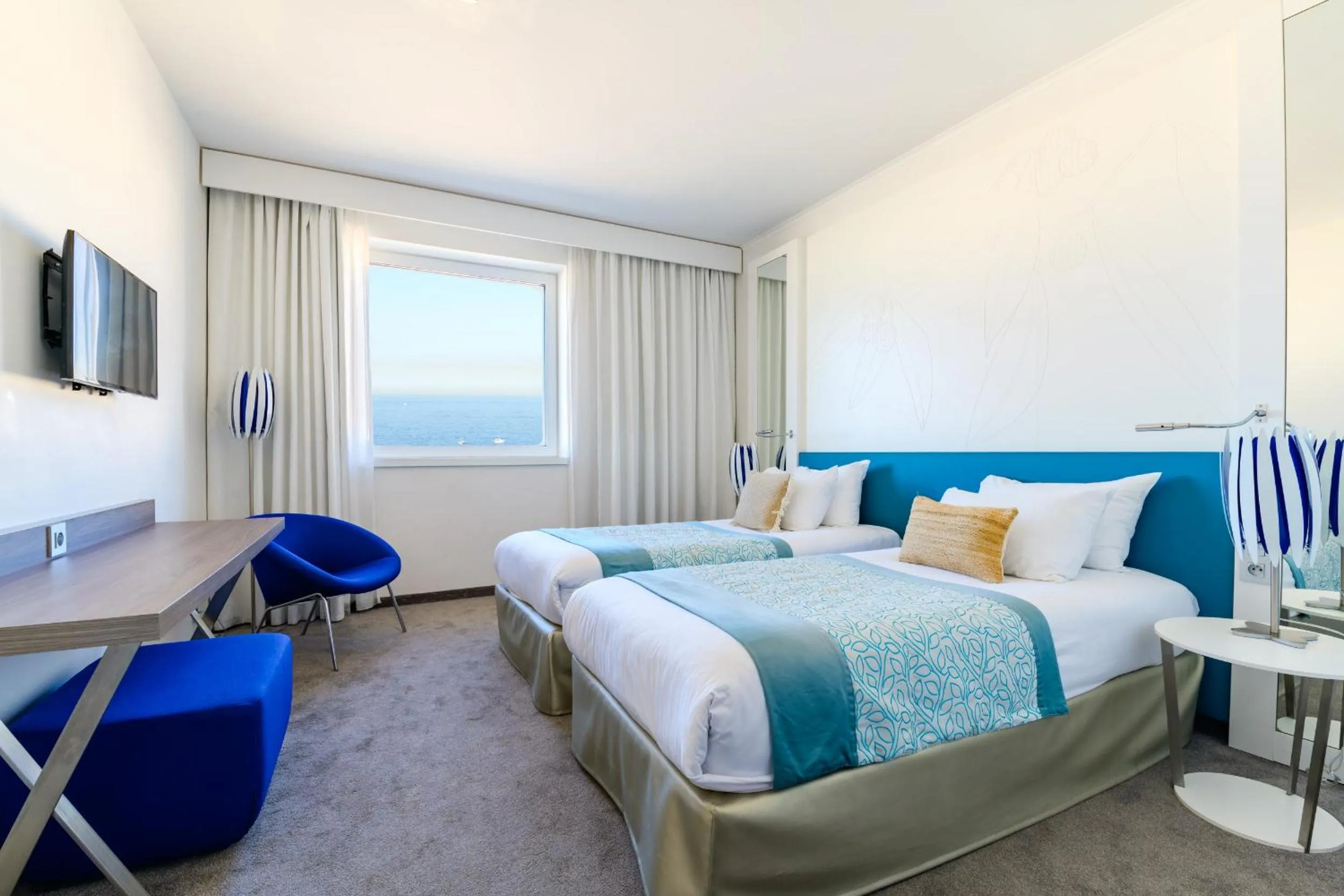 Bed in Golden Tulip Marseille Euromed