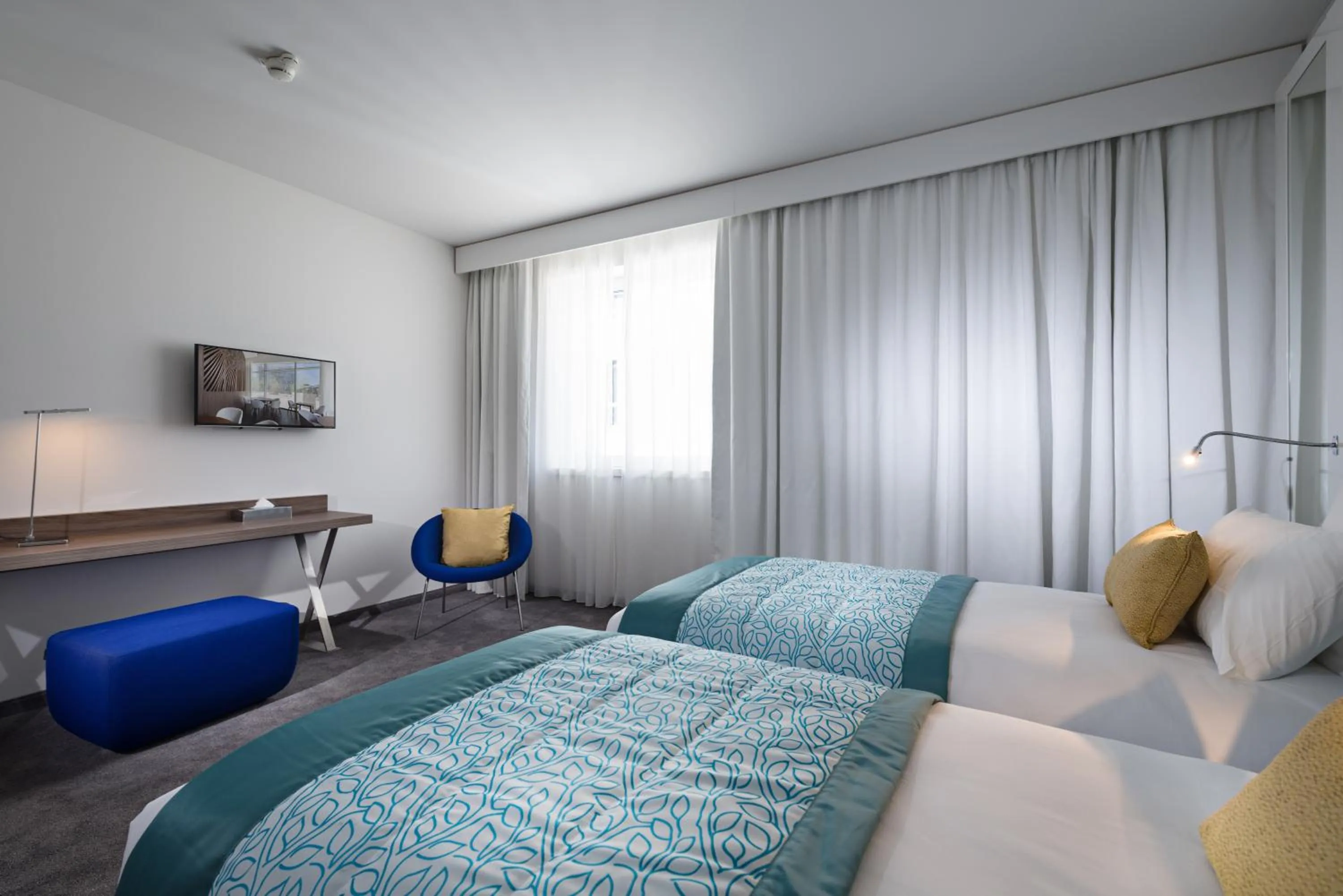 Bed in Golden Tulip Marseille Euromed