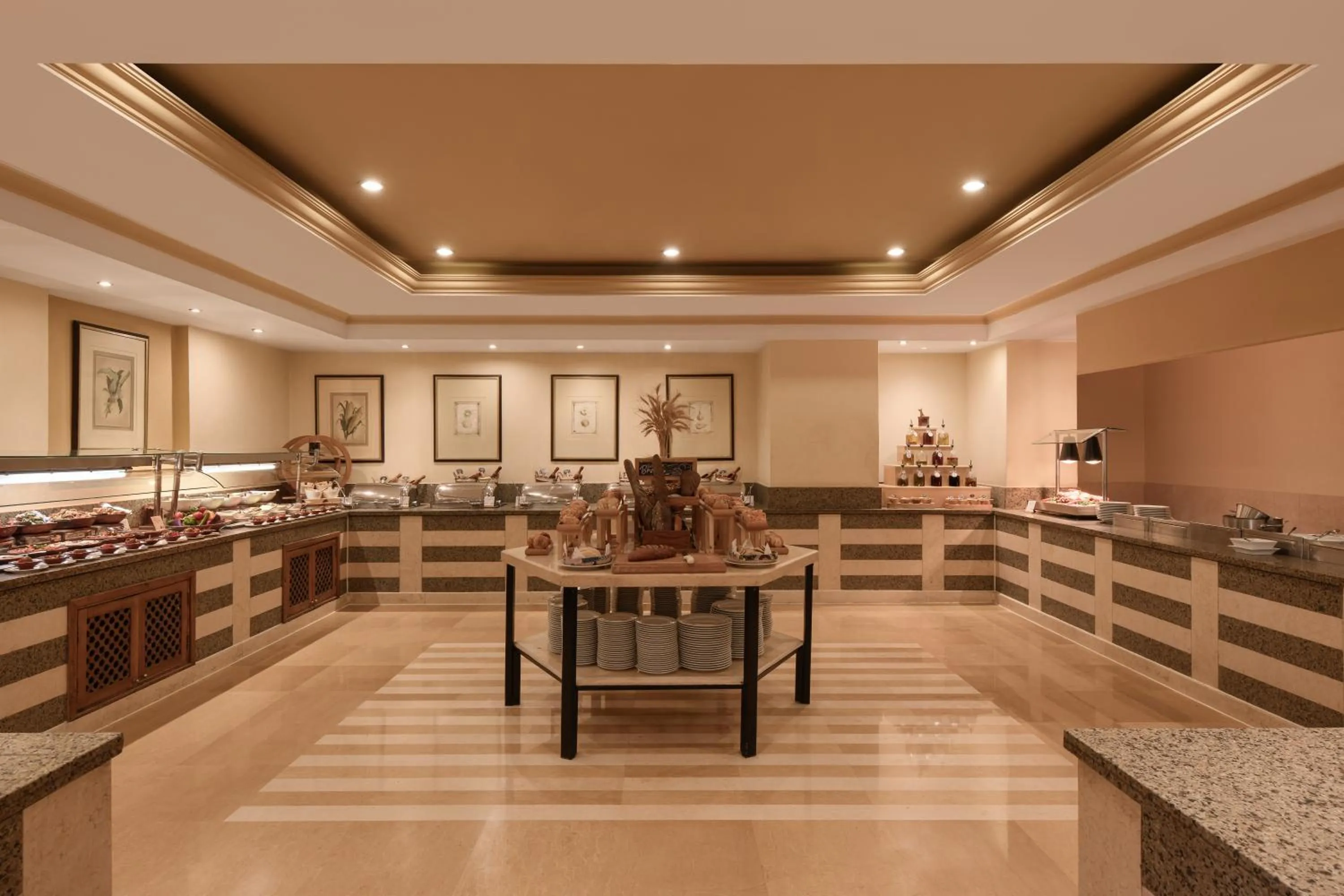 Restaurant/places to eat in Iberotel Luxor