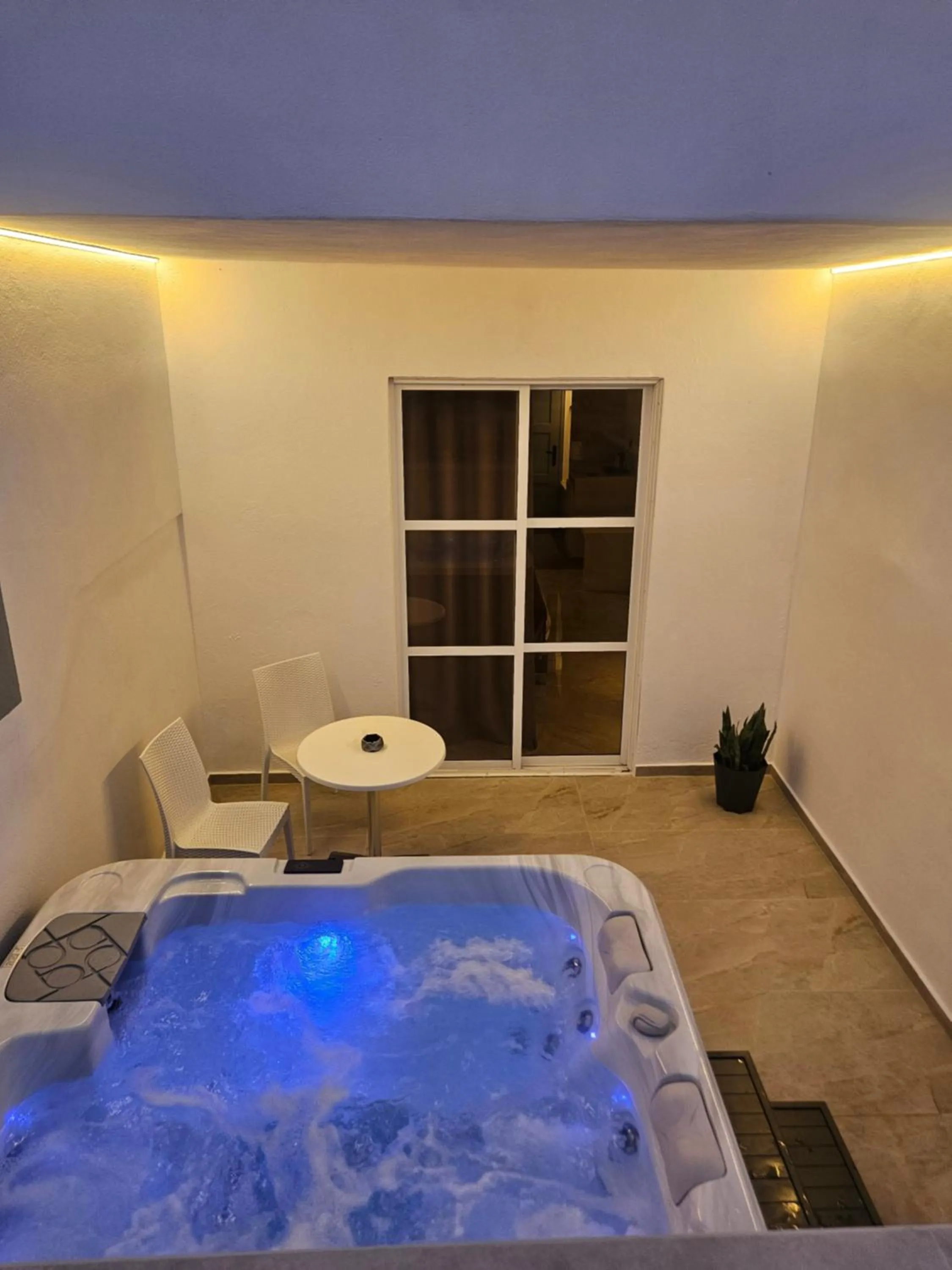 Hot Tub in Casa Blue Sarantis