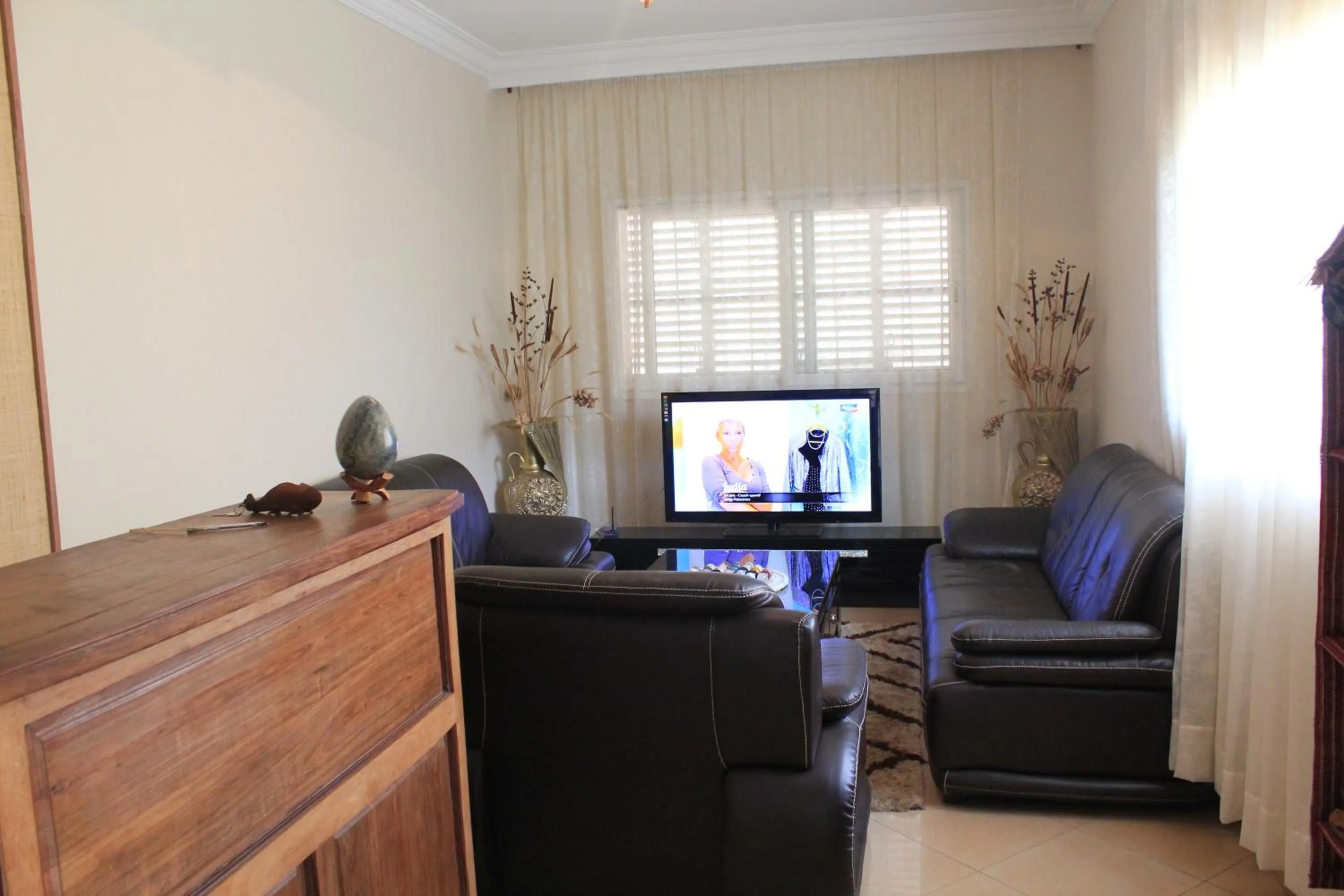 Communal lounge/ TV room in K.méléon-Hôtel