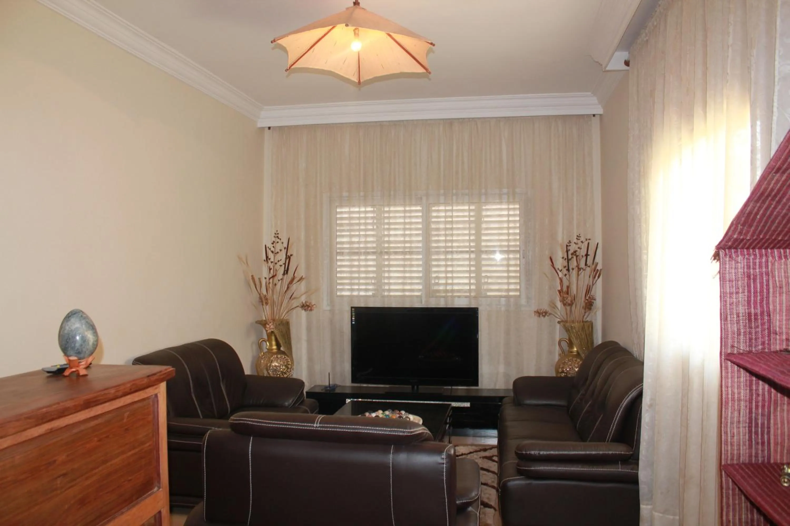 Communal lounge/ TV room in K.méléon-Hôtel