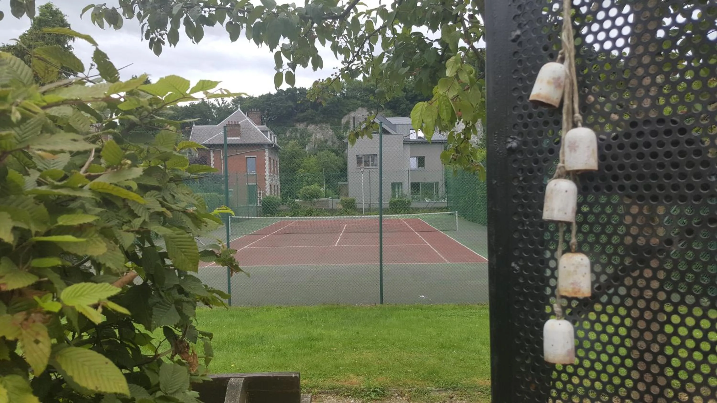 Tennis court in Escale Chambre d'hôtes Au coeur du vieux Profondeville entre Namur et Dinant