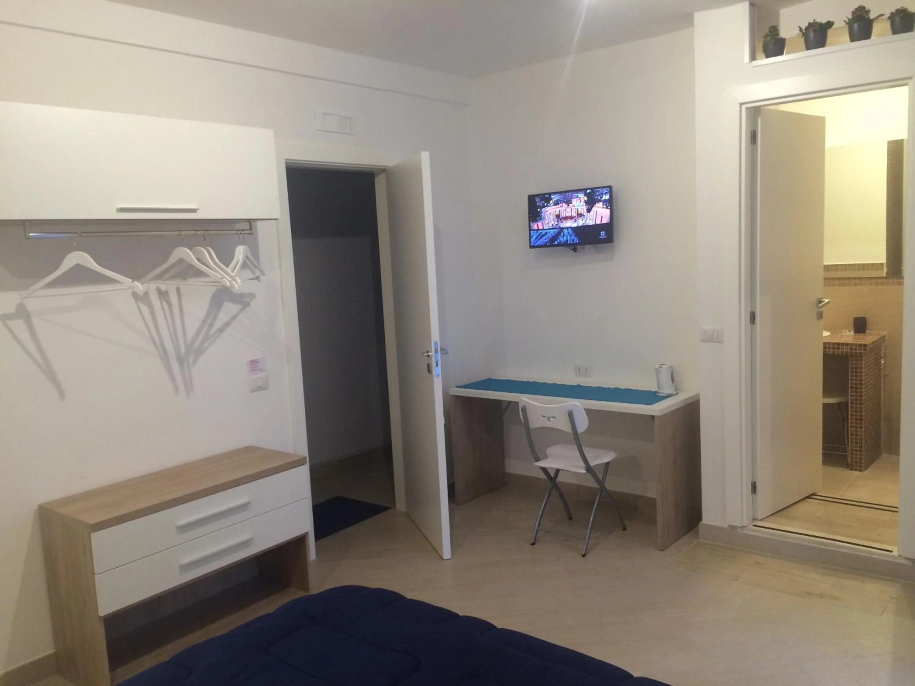 Toilet, Bed in Base Napoli Mergellina