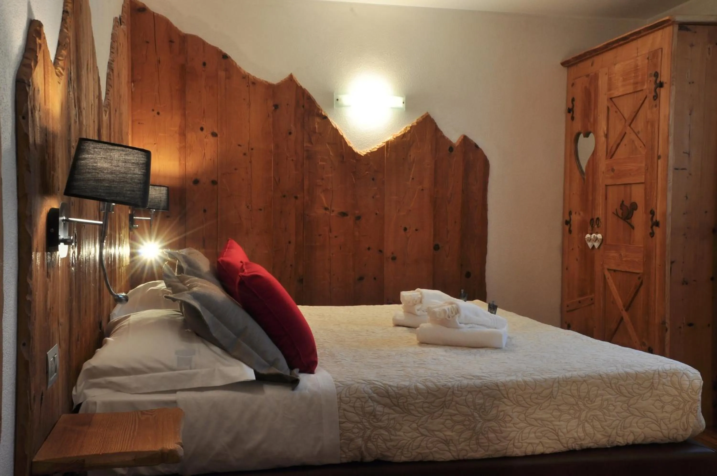 Shower, Bed in Serendipity Hotel