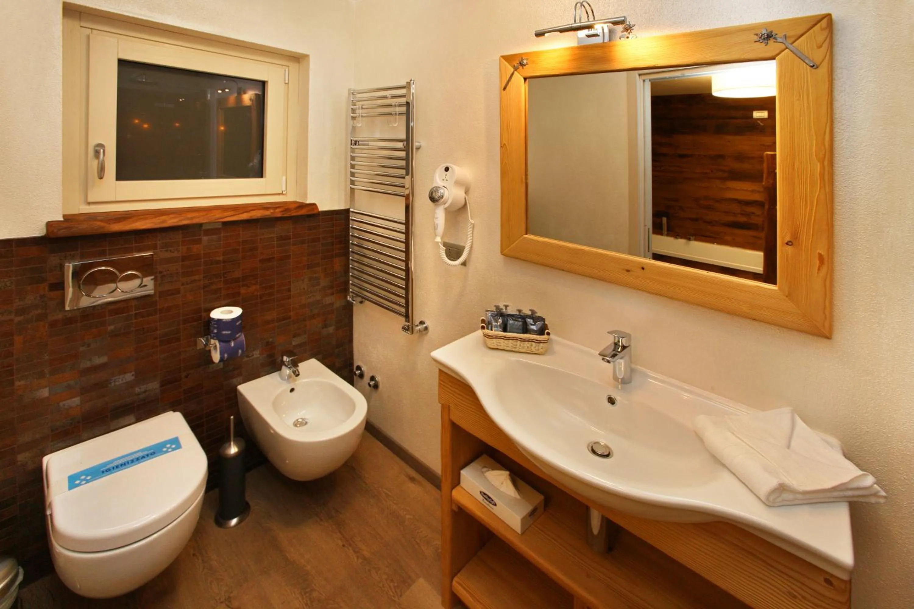 Deluxe Suite with Spa Bath - single occupancy in Serendipity Hotel
