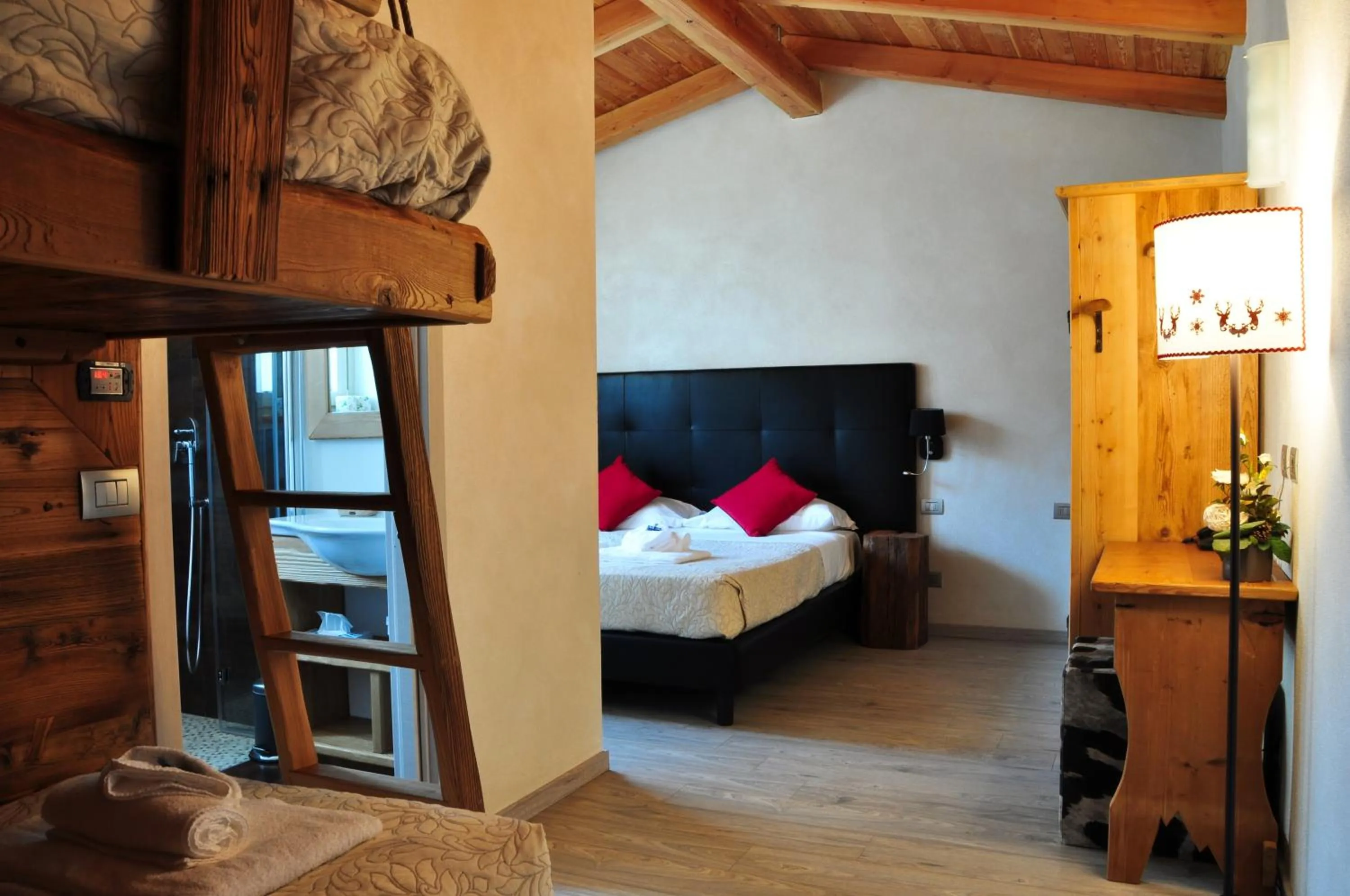 Shower, Bed in Serendipity Hotel