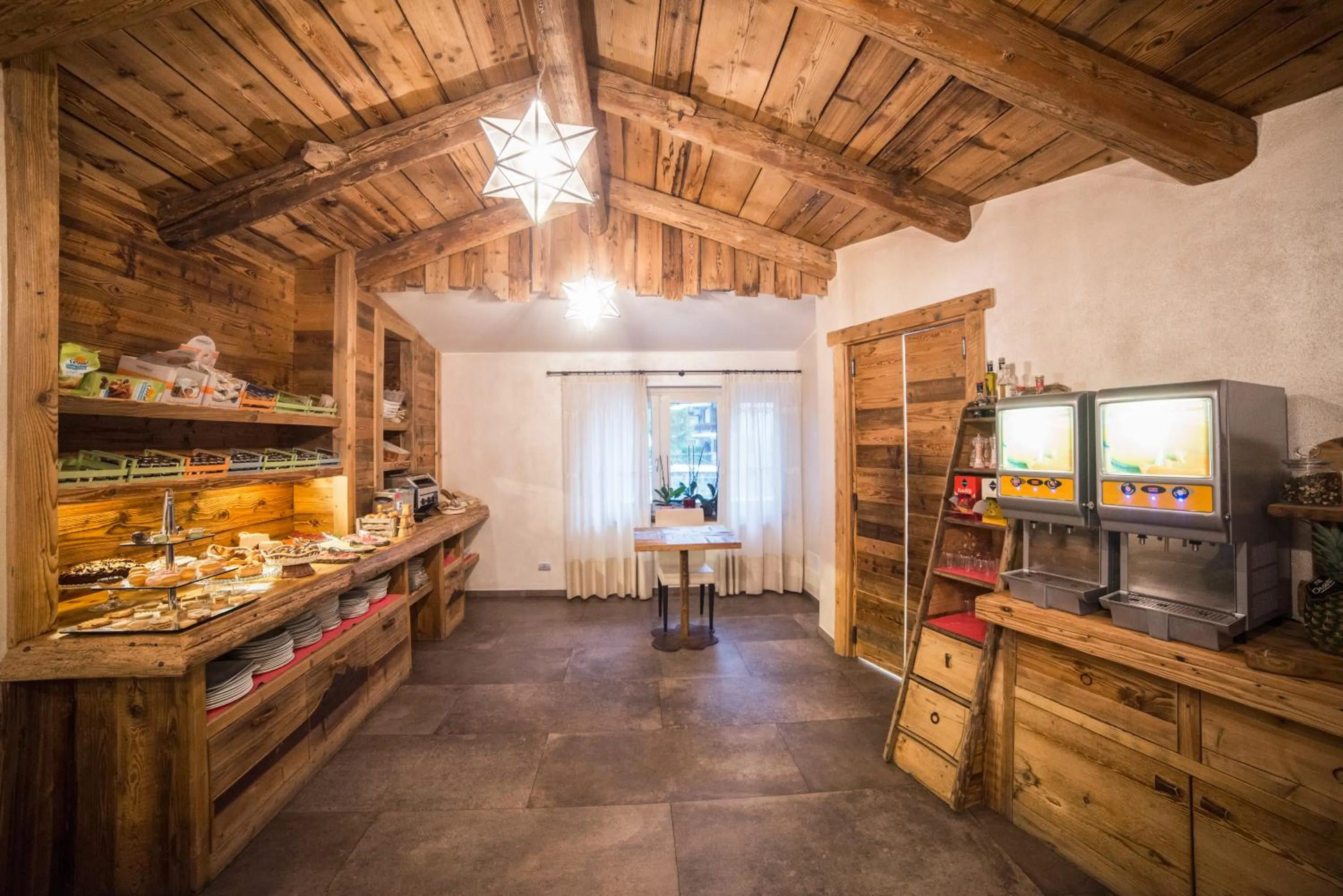 Restaurant/places to eat in Serendipity Hotel