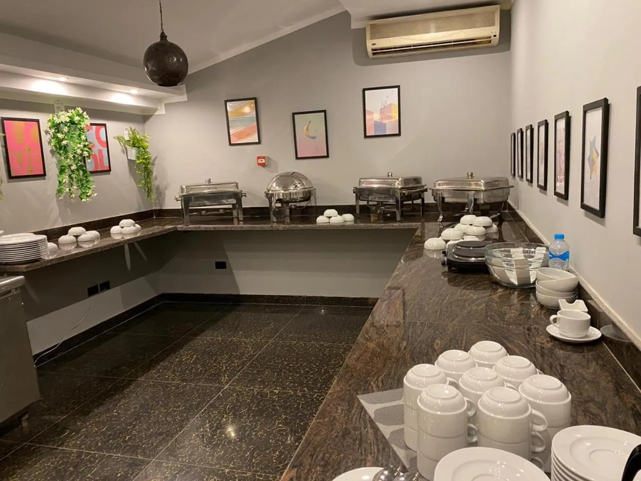 Restaurant/places to eat in Golden Carven Hotel