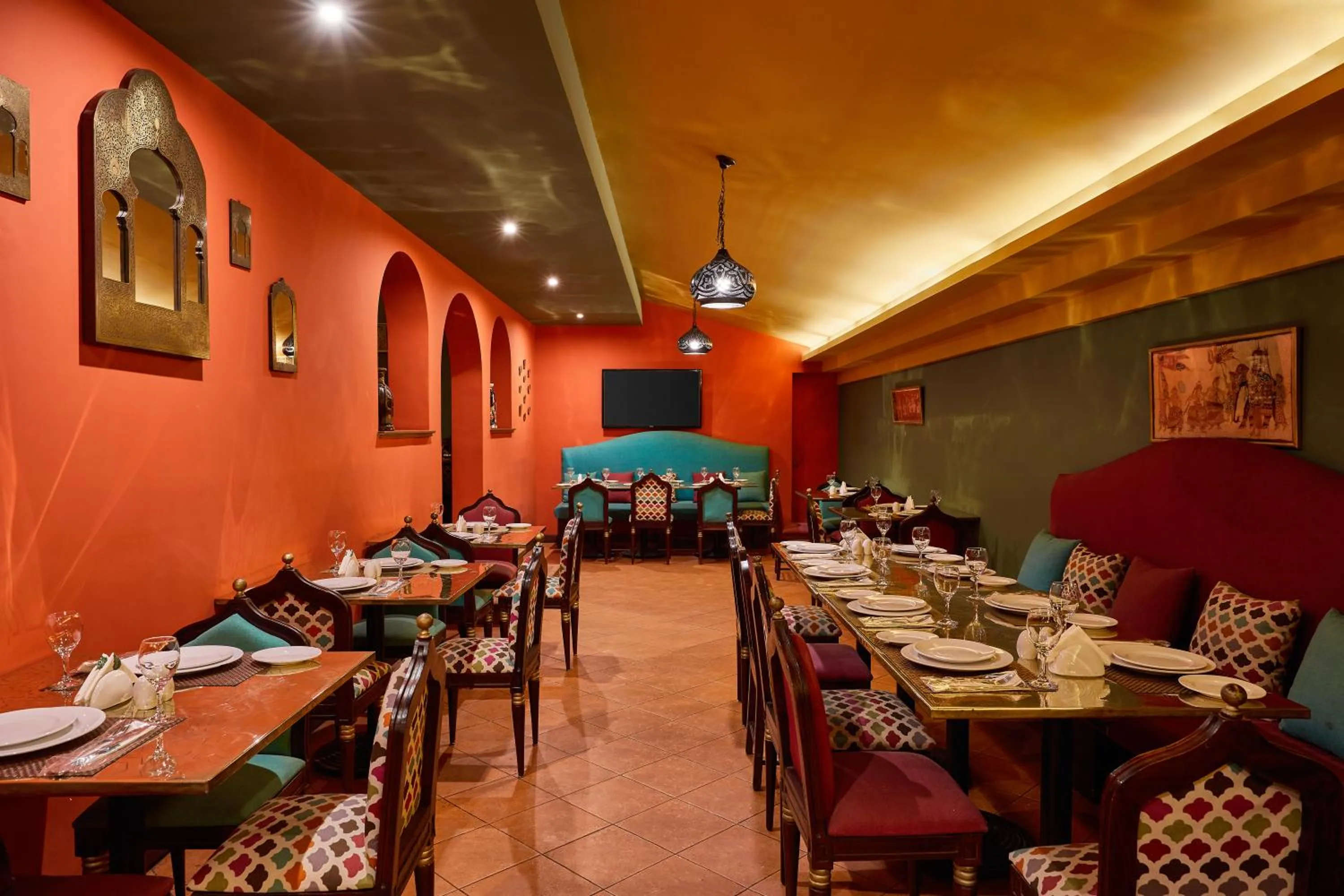 Restaurant/places to eat in Golden Carven Hotel